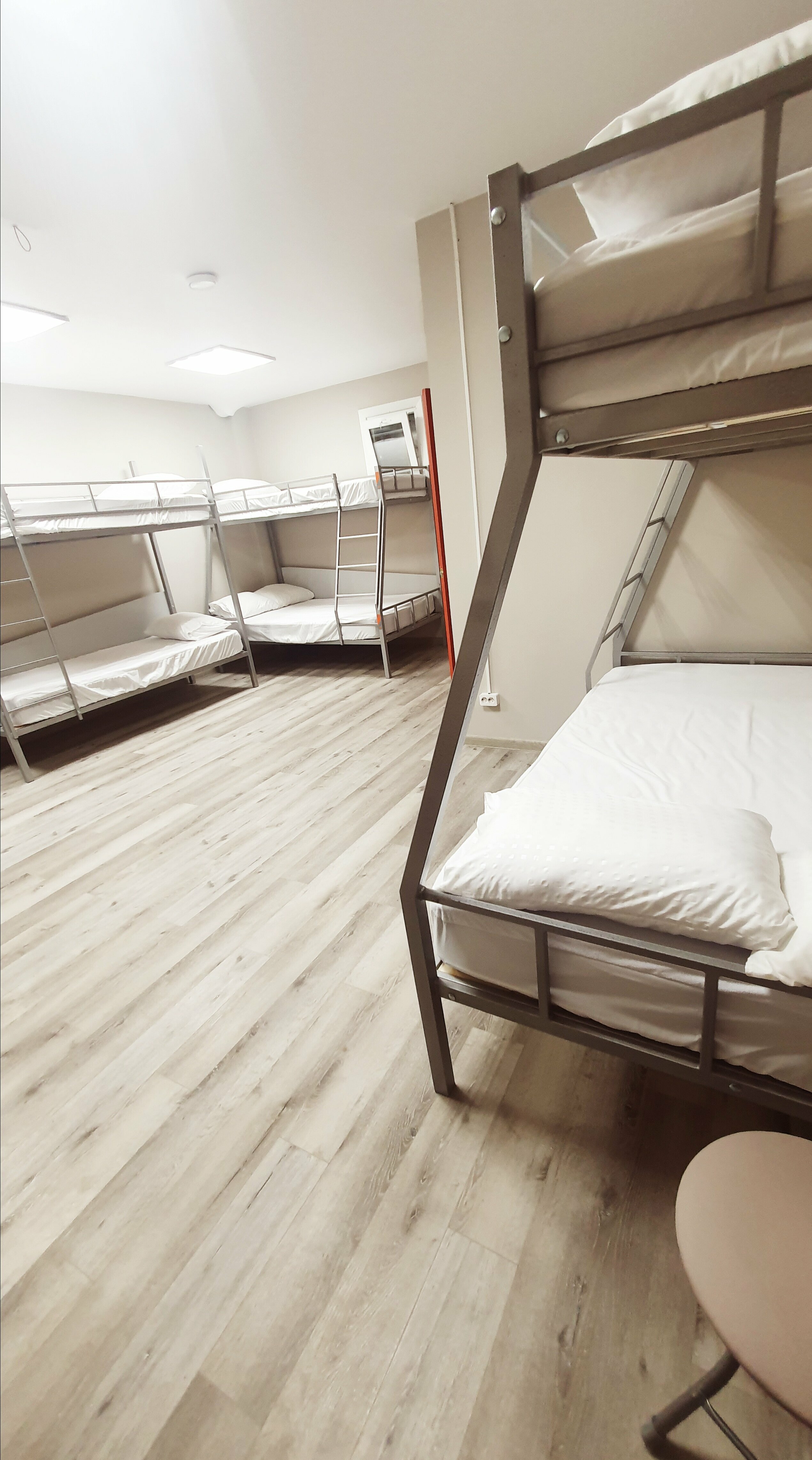 Кровать в общем 6-местном номере для мужчин и женщин