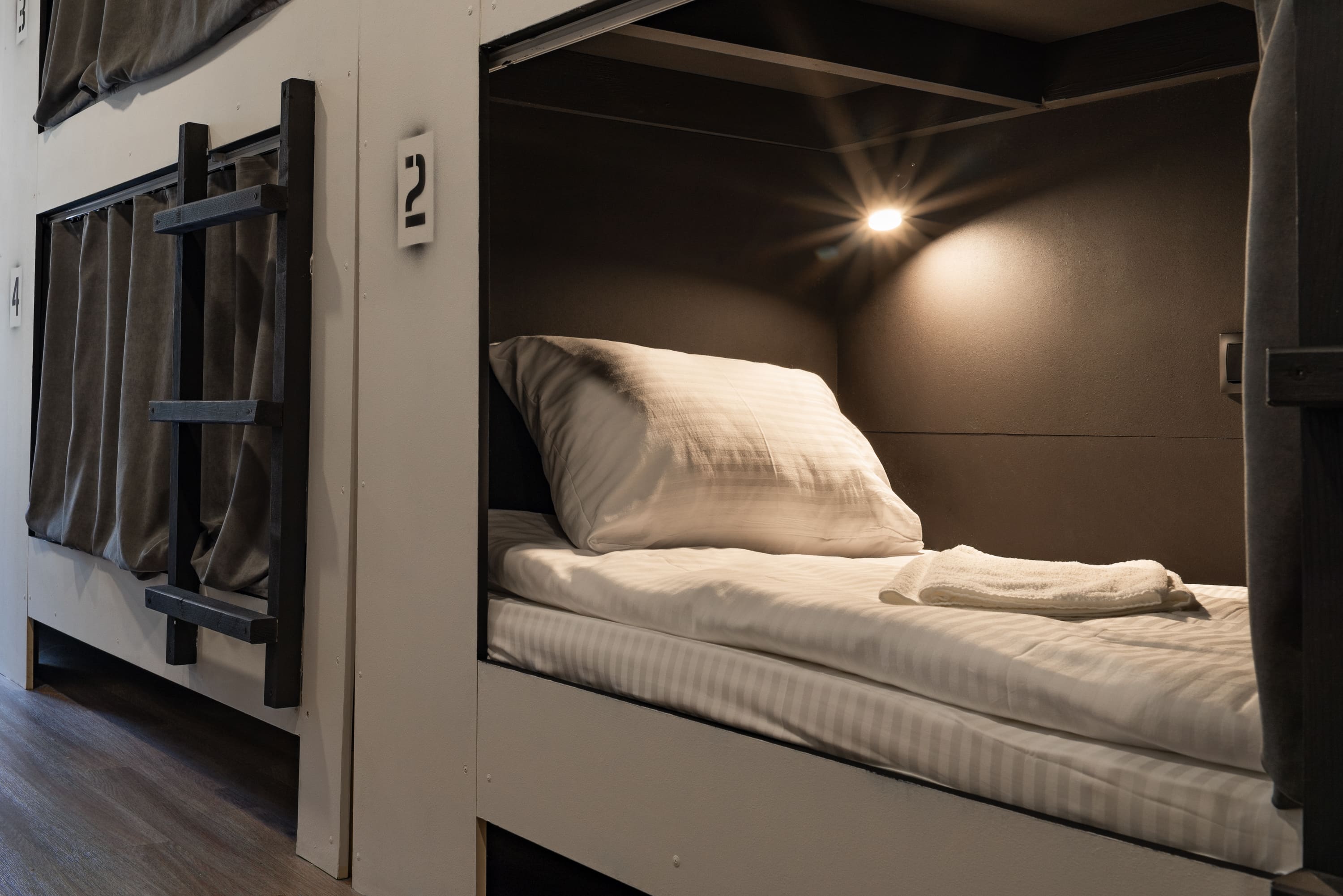 Кровать в общем 6-местном номере для мужчин и женщин