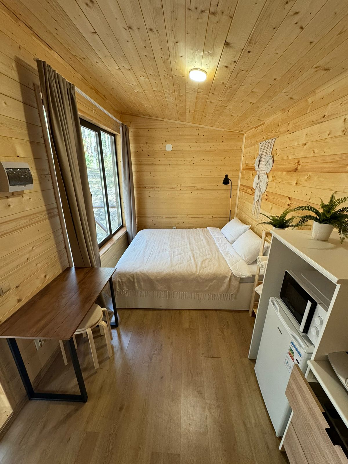 Домик 3 (двухместный номер с 1 кроватью с видом на озеро)