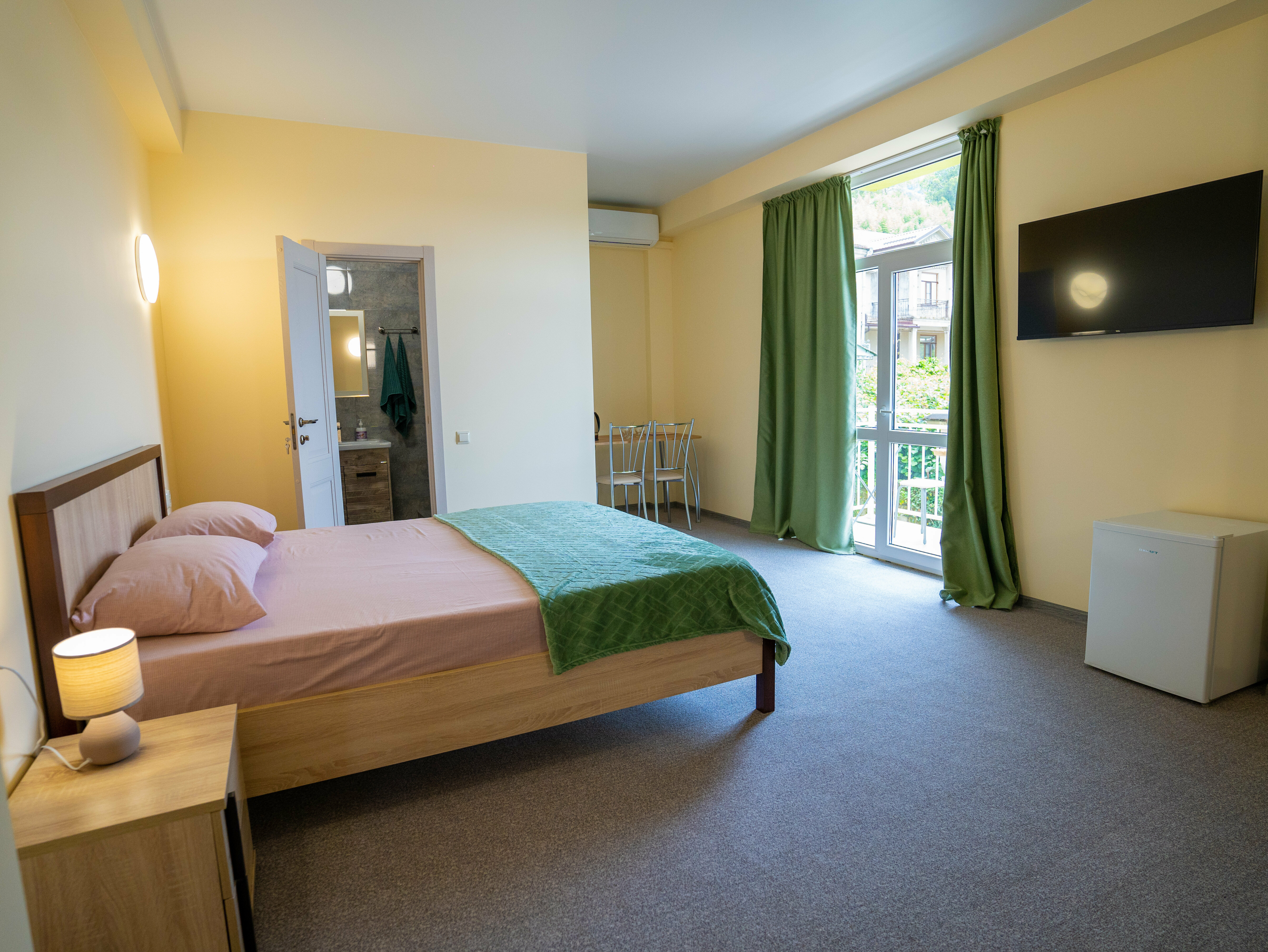 Трехместный номер с балконом