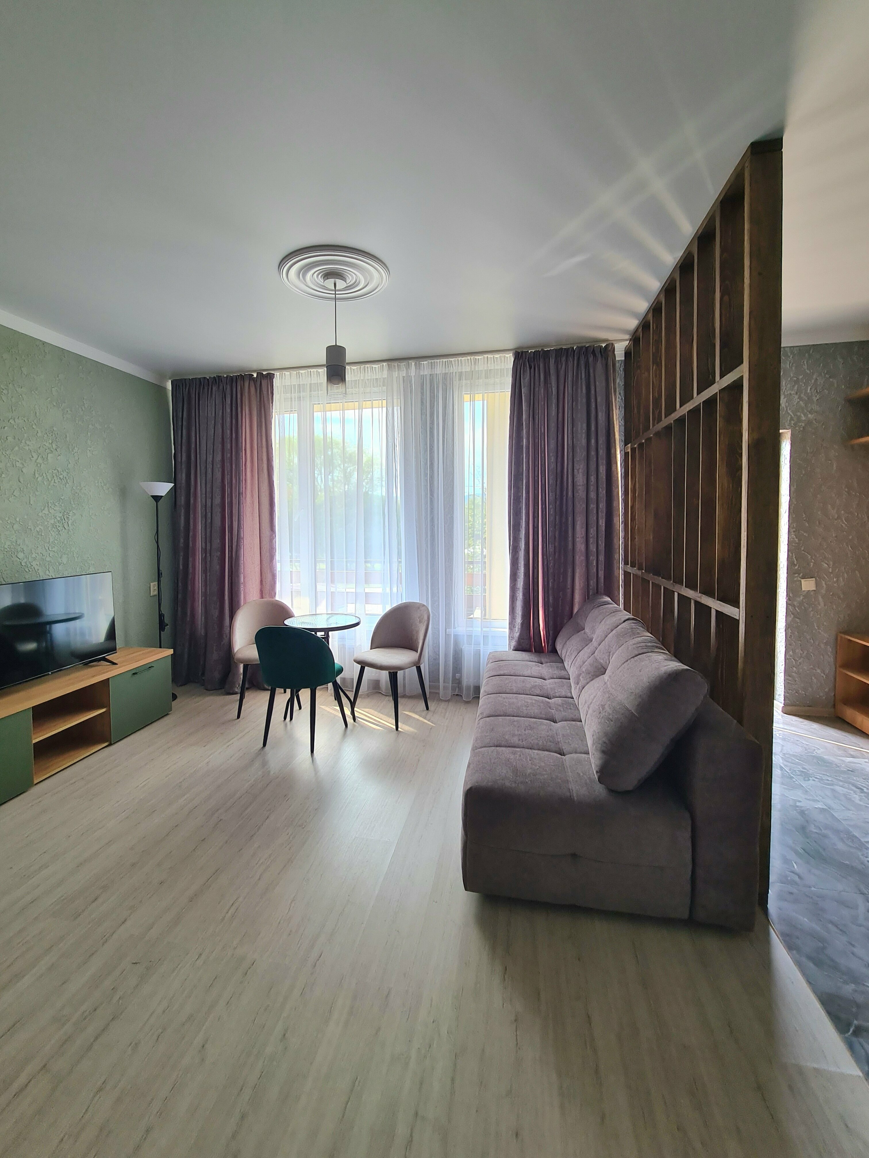 Трехместный номер с видом на бассейн