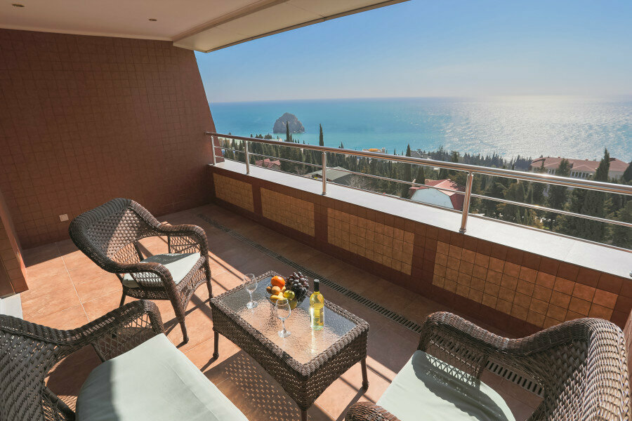 Семейный номер с видом на горы