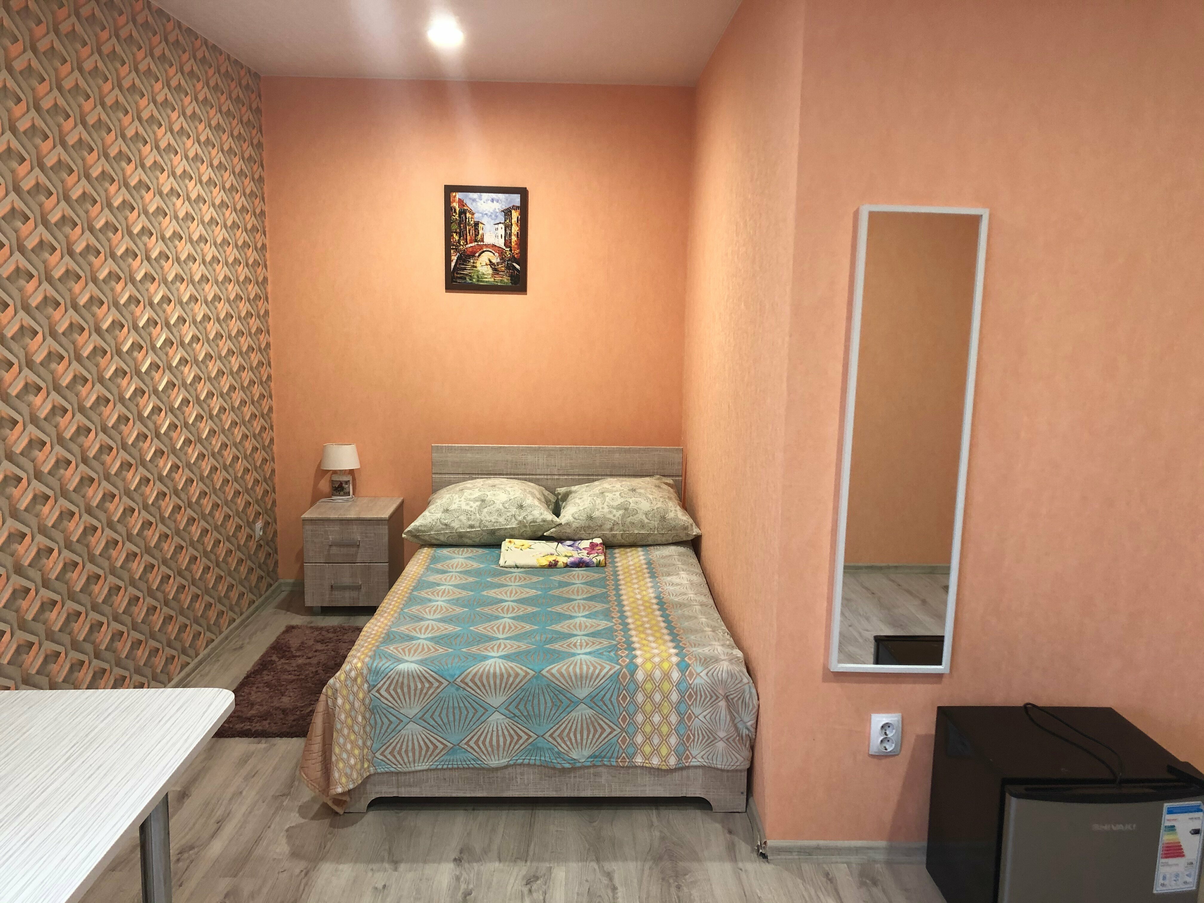 Стандартный двухместный номер с 2 отдельными кроватями и общей ванной комнатой