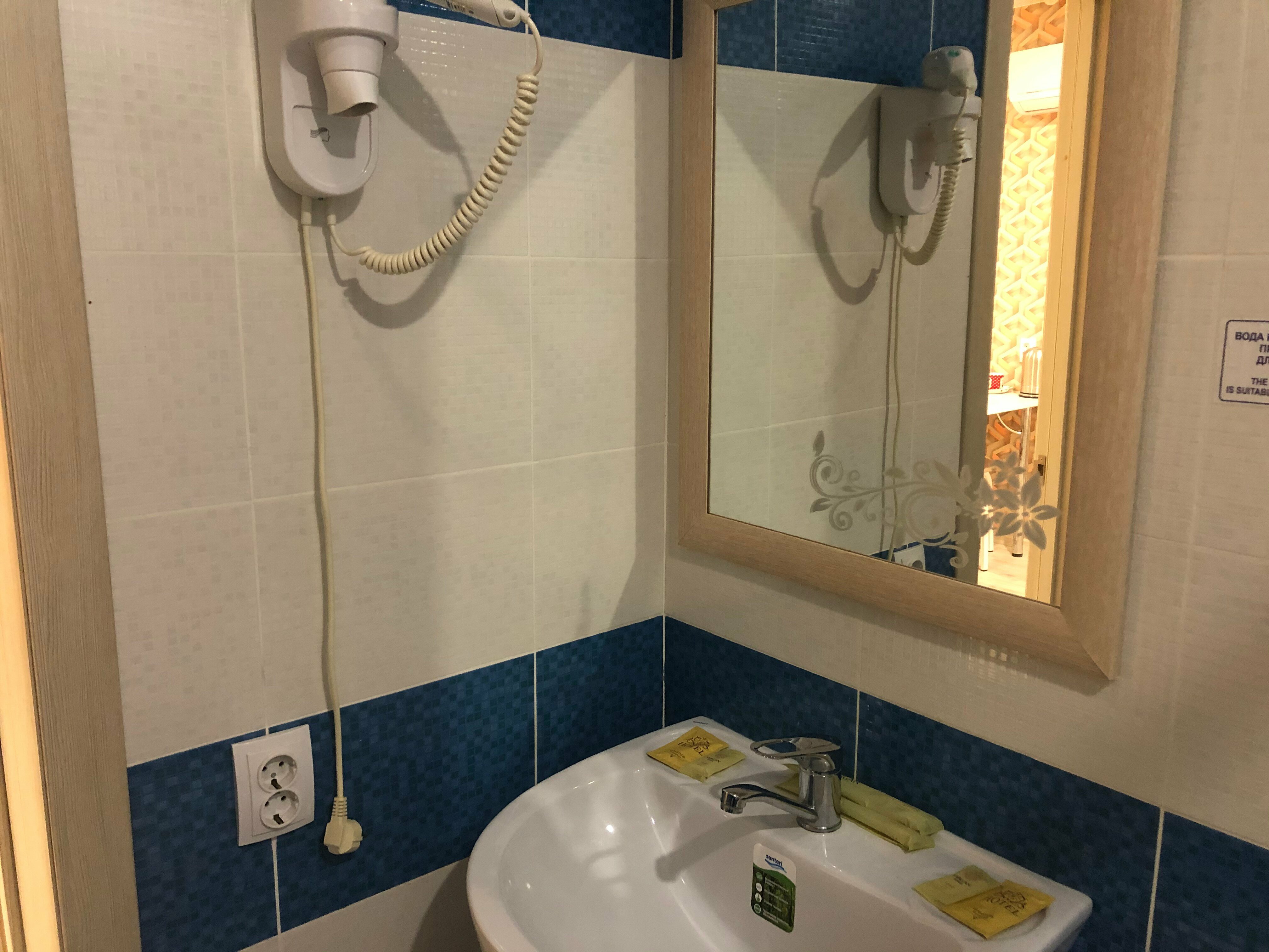 Трехместный номер с собственной ванной комнатой