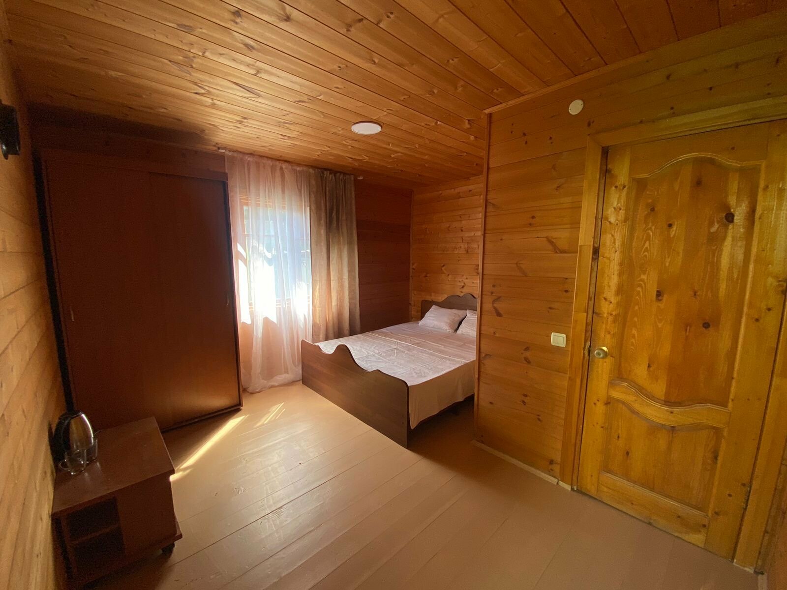 Двухместный номер с двуспальной кроватью и дополнительной кроватью