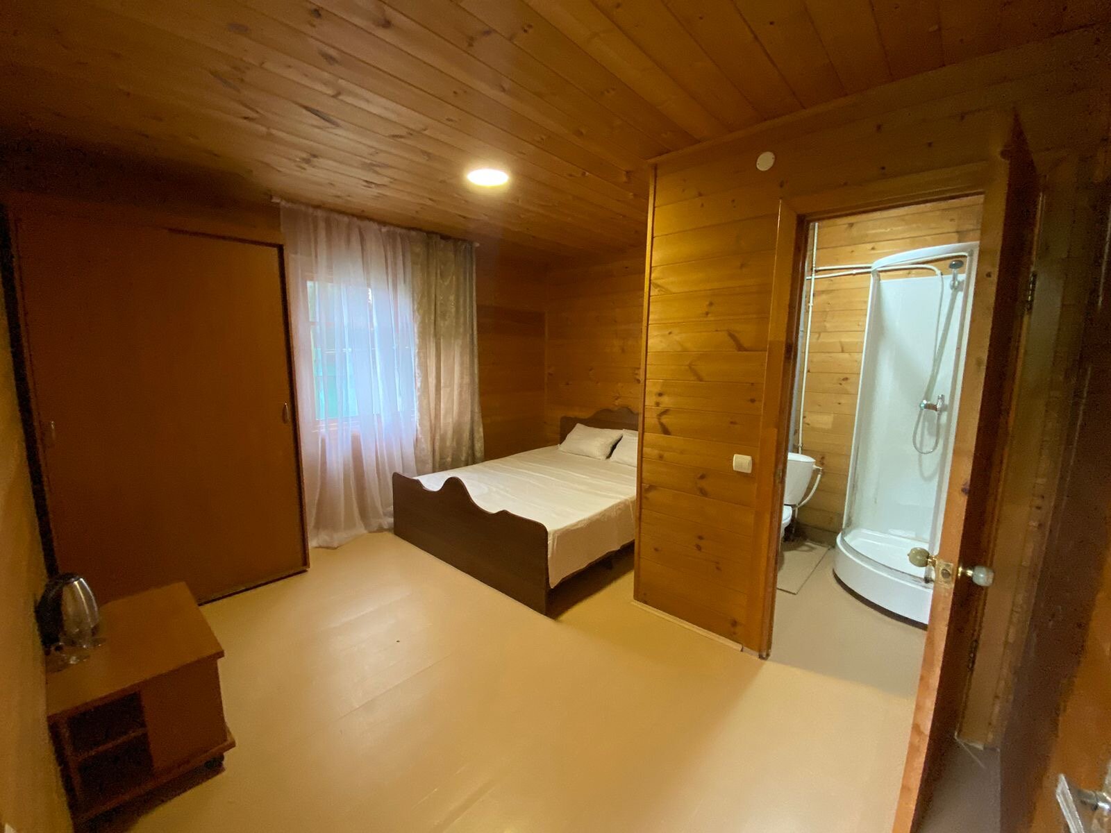 Двухместный номер с двуспальной кроватью и дополнительной кроватью