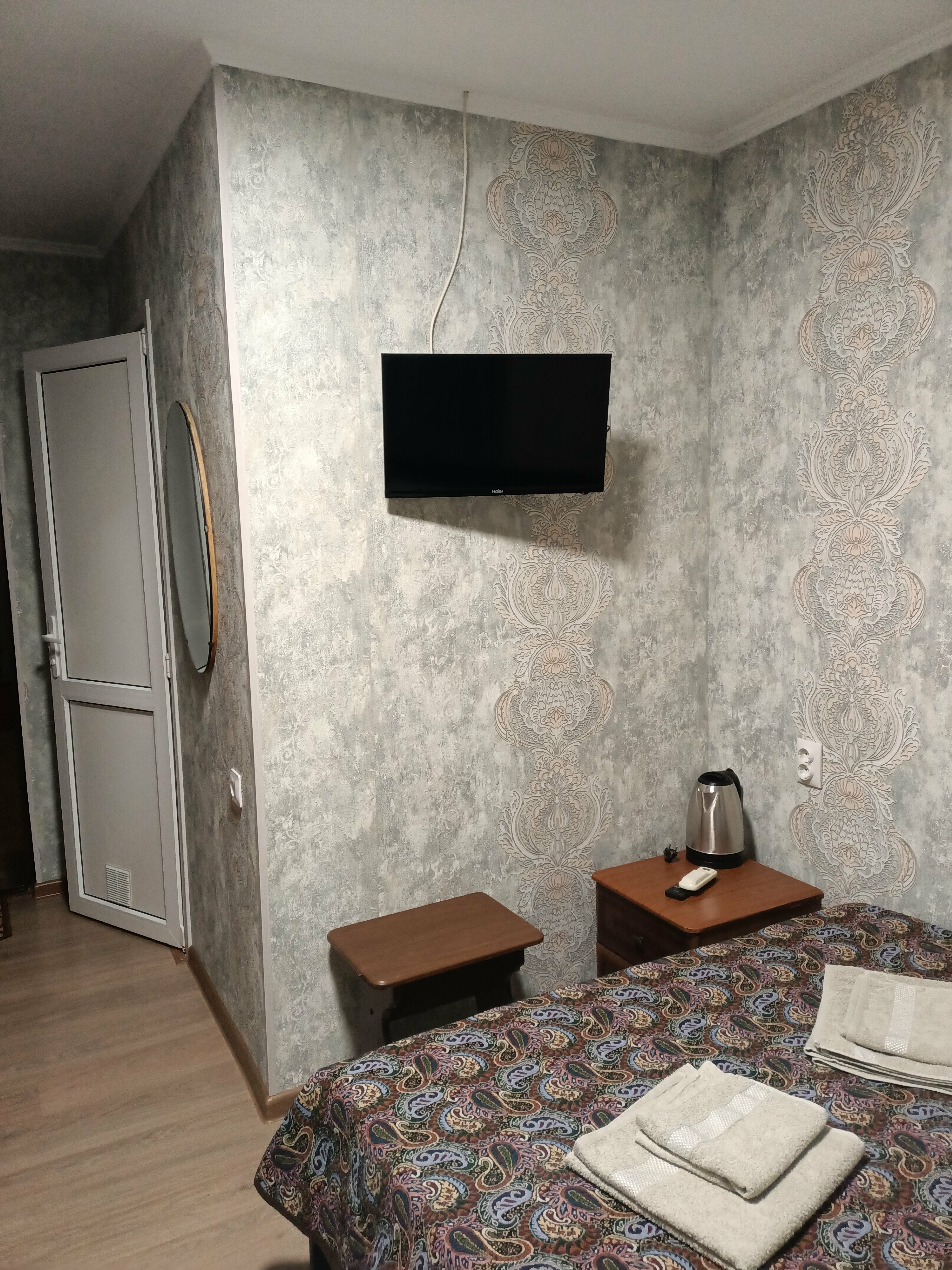 Трехместный номер с собственной ванной комнатой