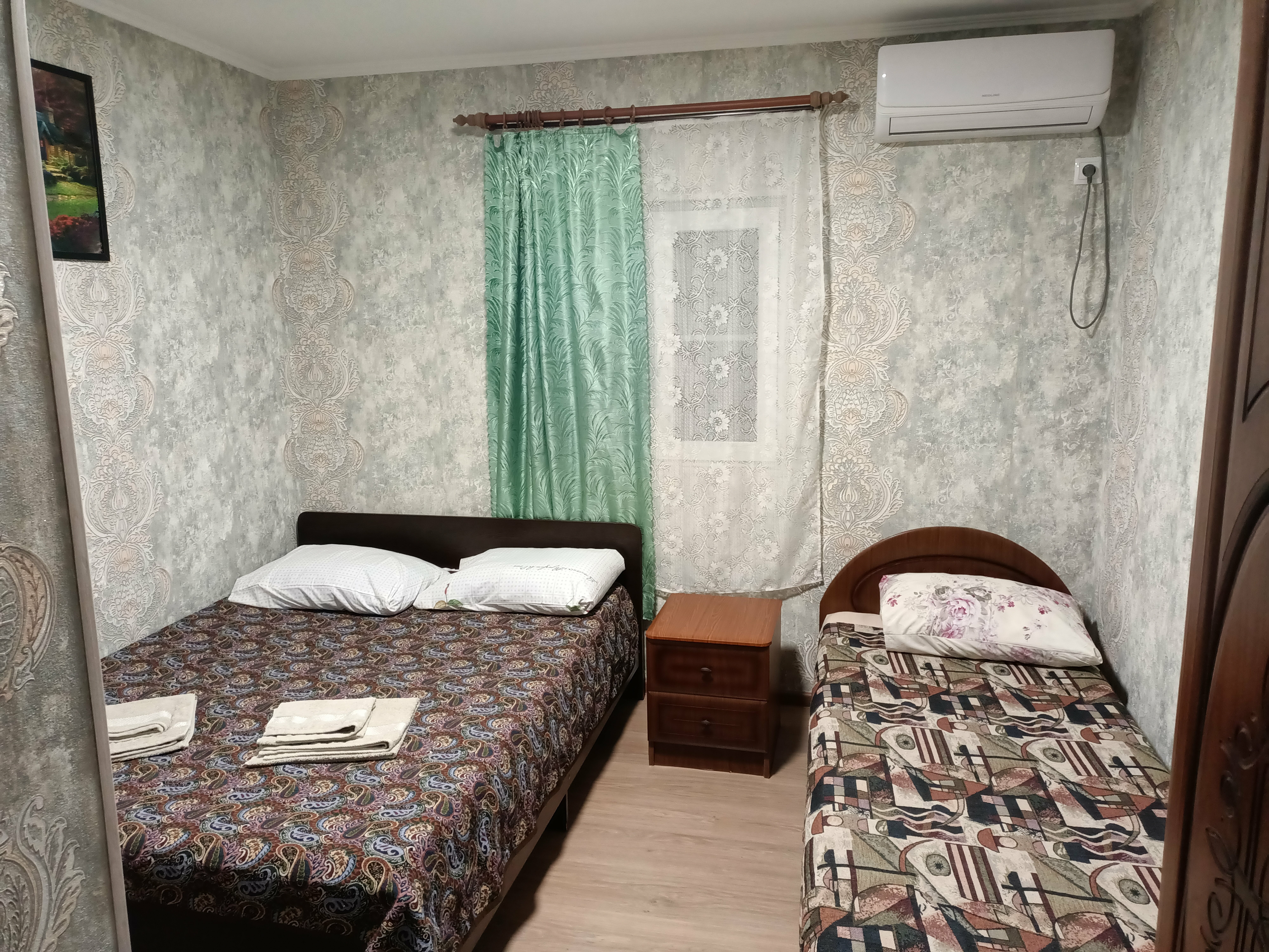 Трехместный номер с собственной ванной комнатой