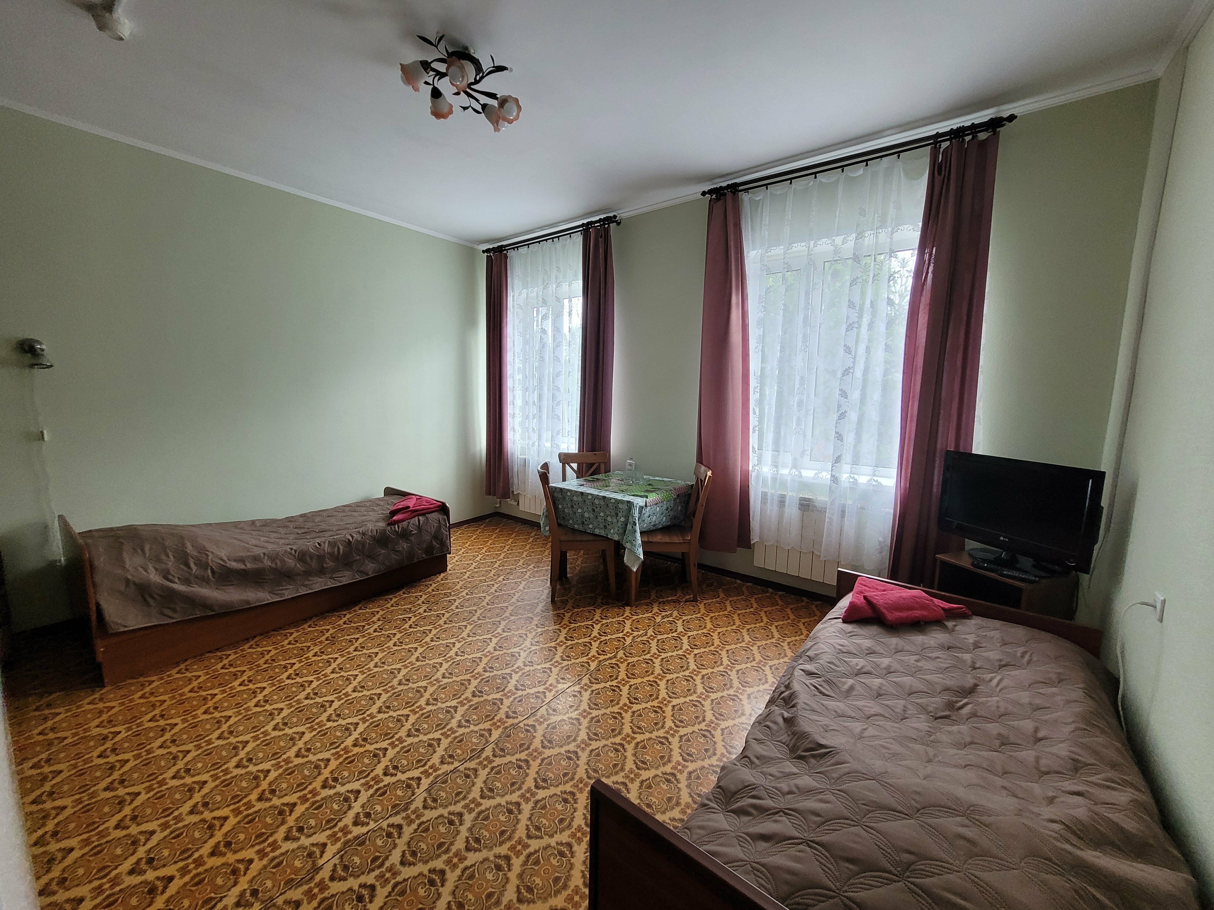 Четырехместный номер с общей ванной комнатой