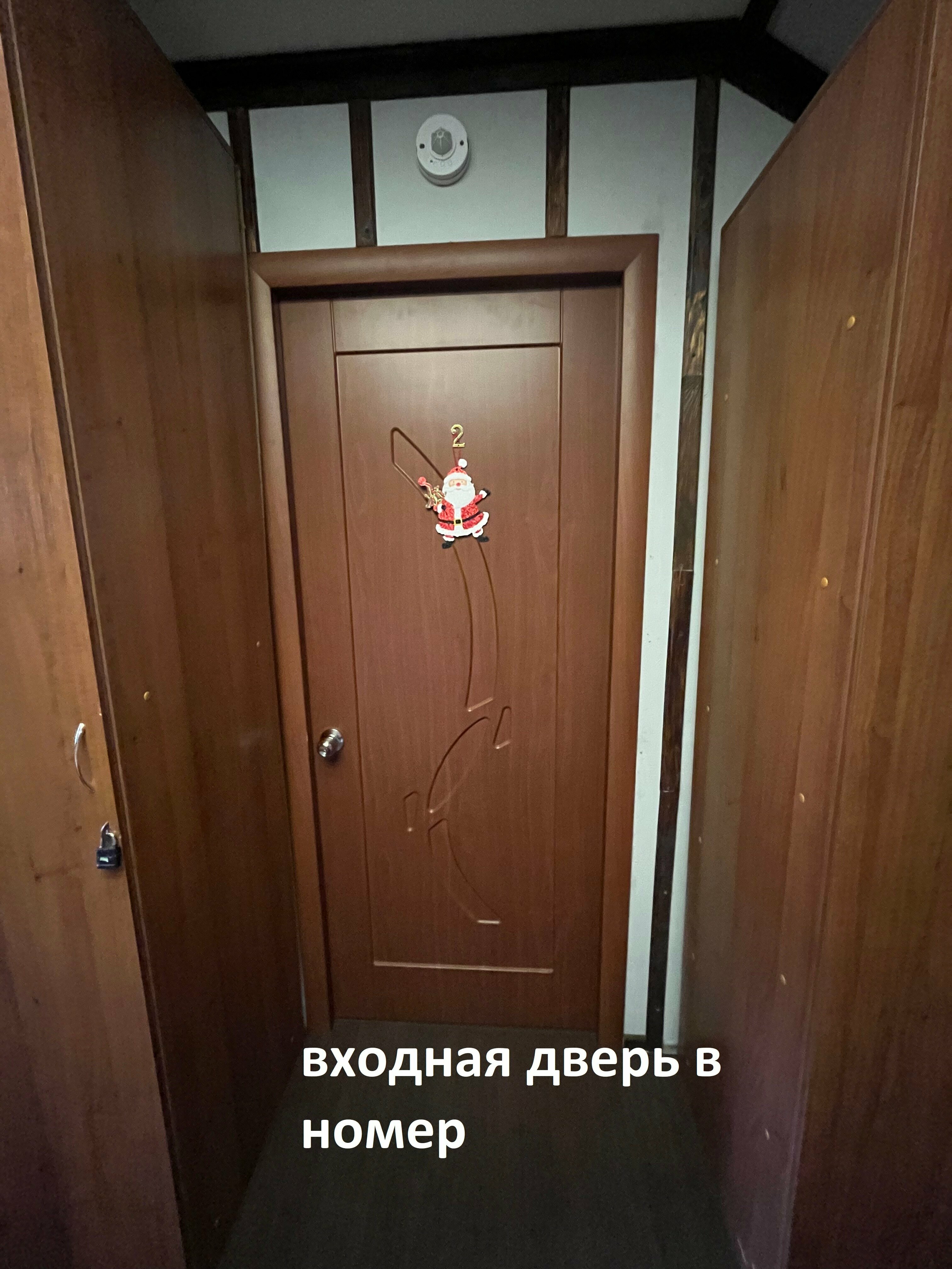 комната с тремя кроватями и софой