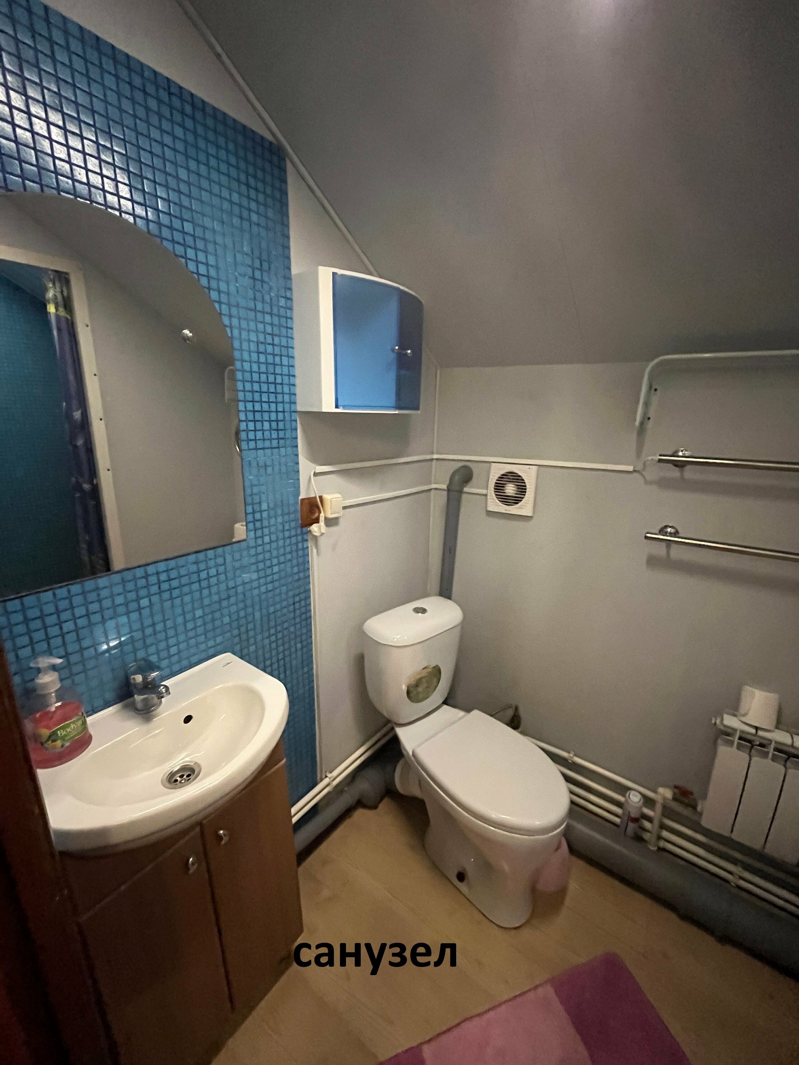 комната с тремя кроватями и софой