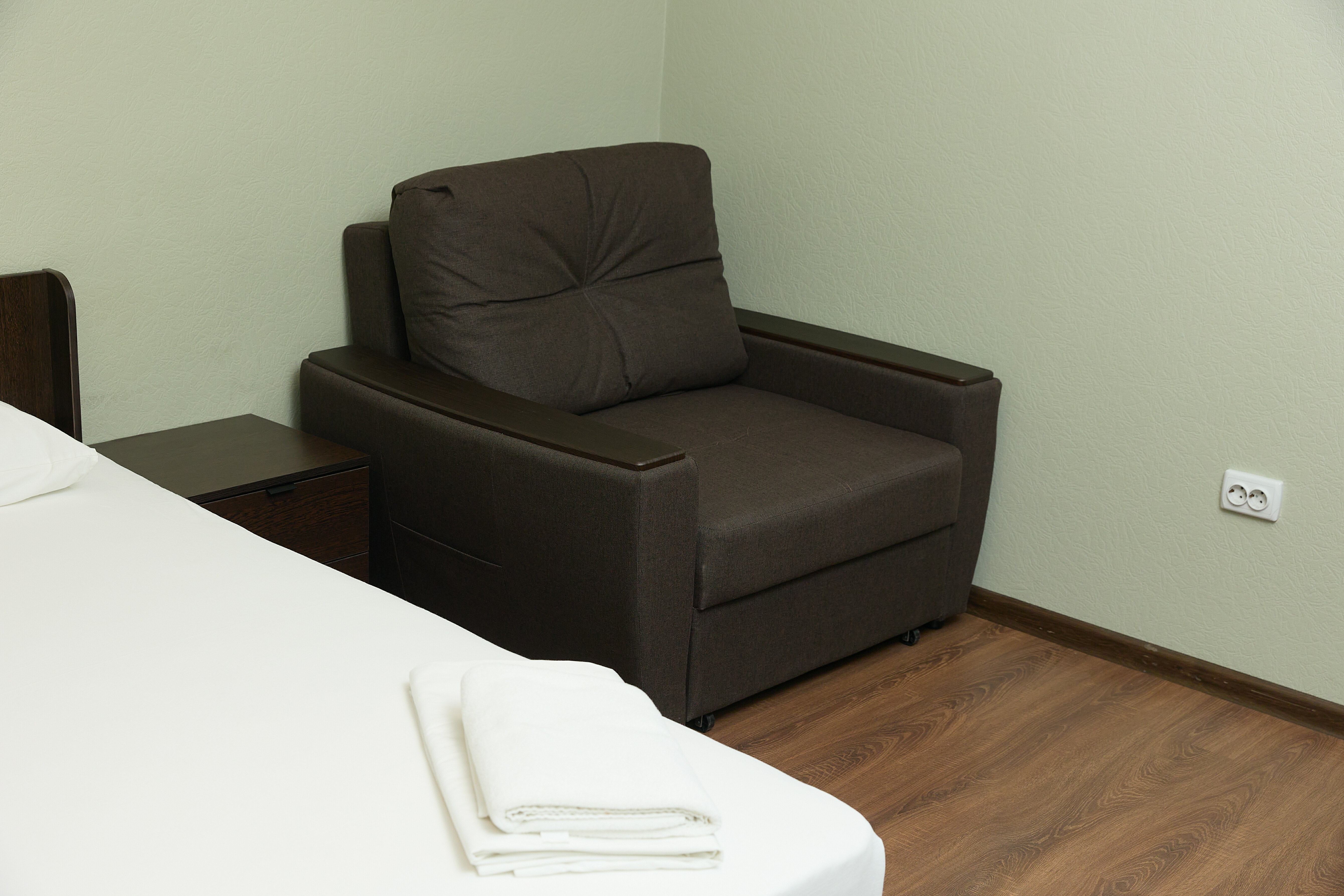 Трехместный номер с доступом в баню, бассейн (сеанс 4 часа в сутки на каждого гостя)