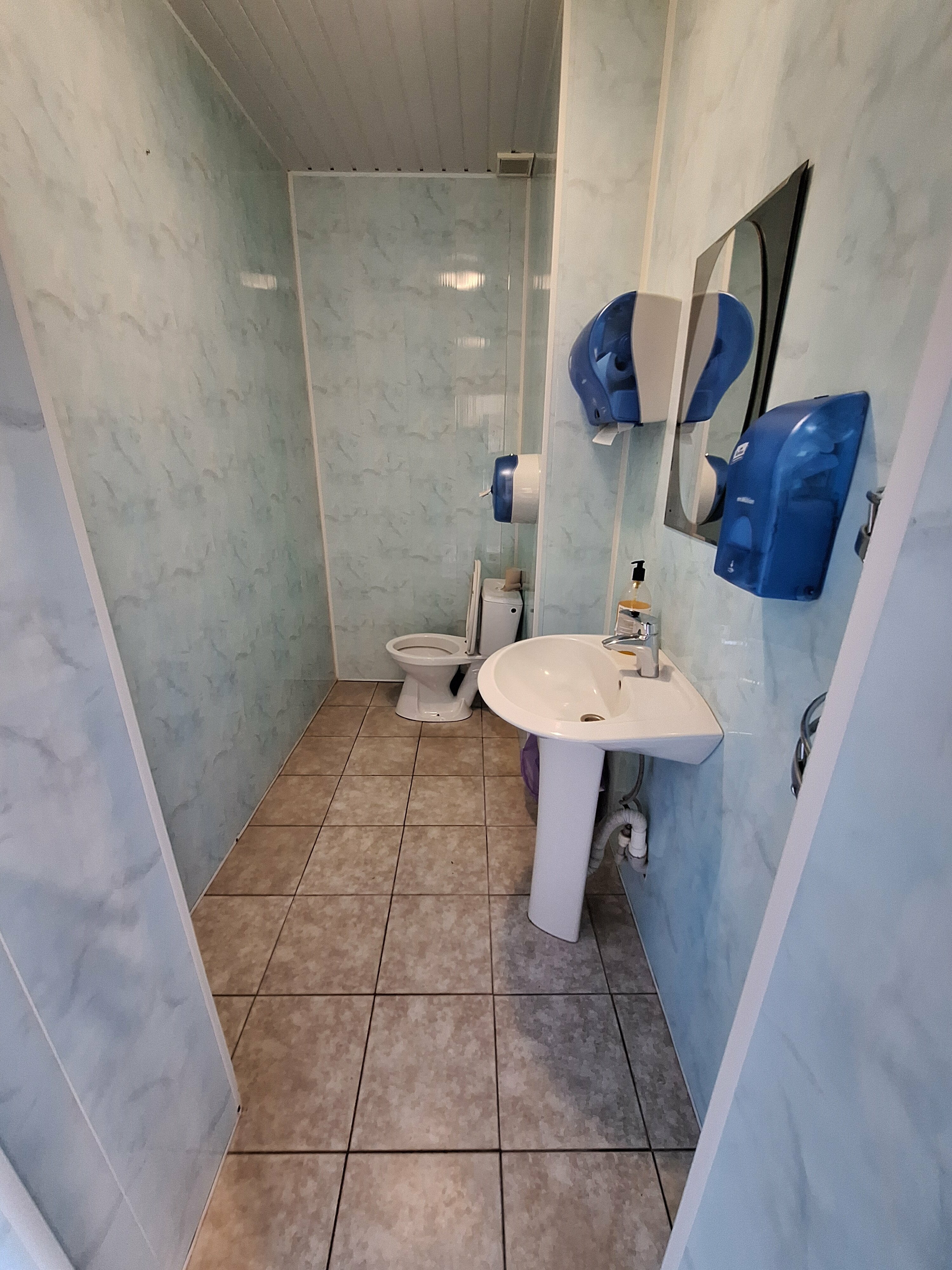 Двухместный номер с 2 отдельными кроватями и общим туалетом