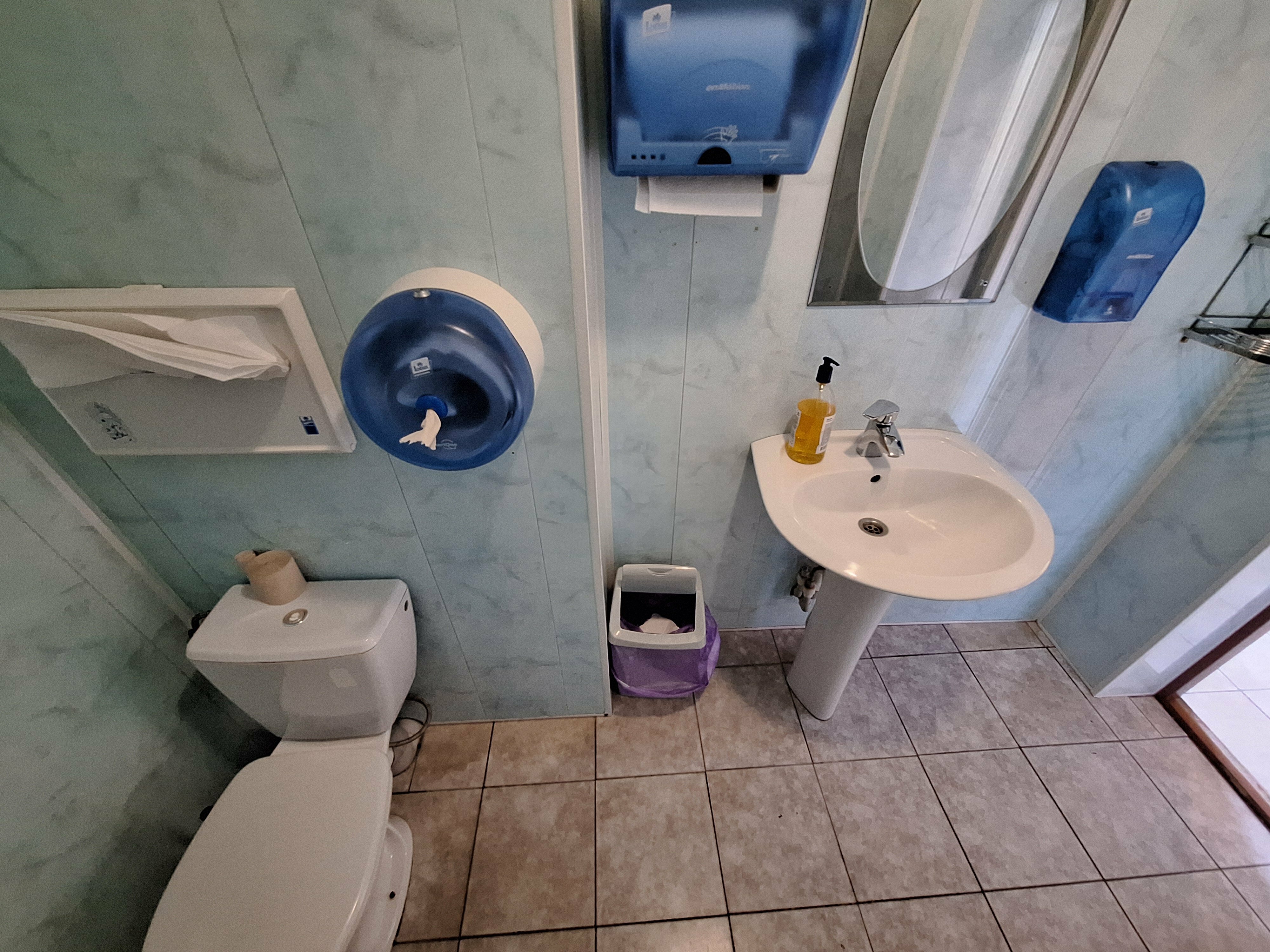 Двухместный номер с 2 отдельными кроватями и общим туалетом