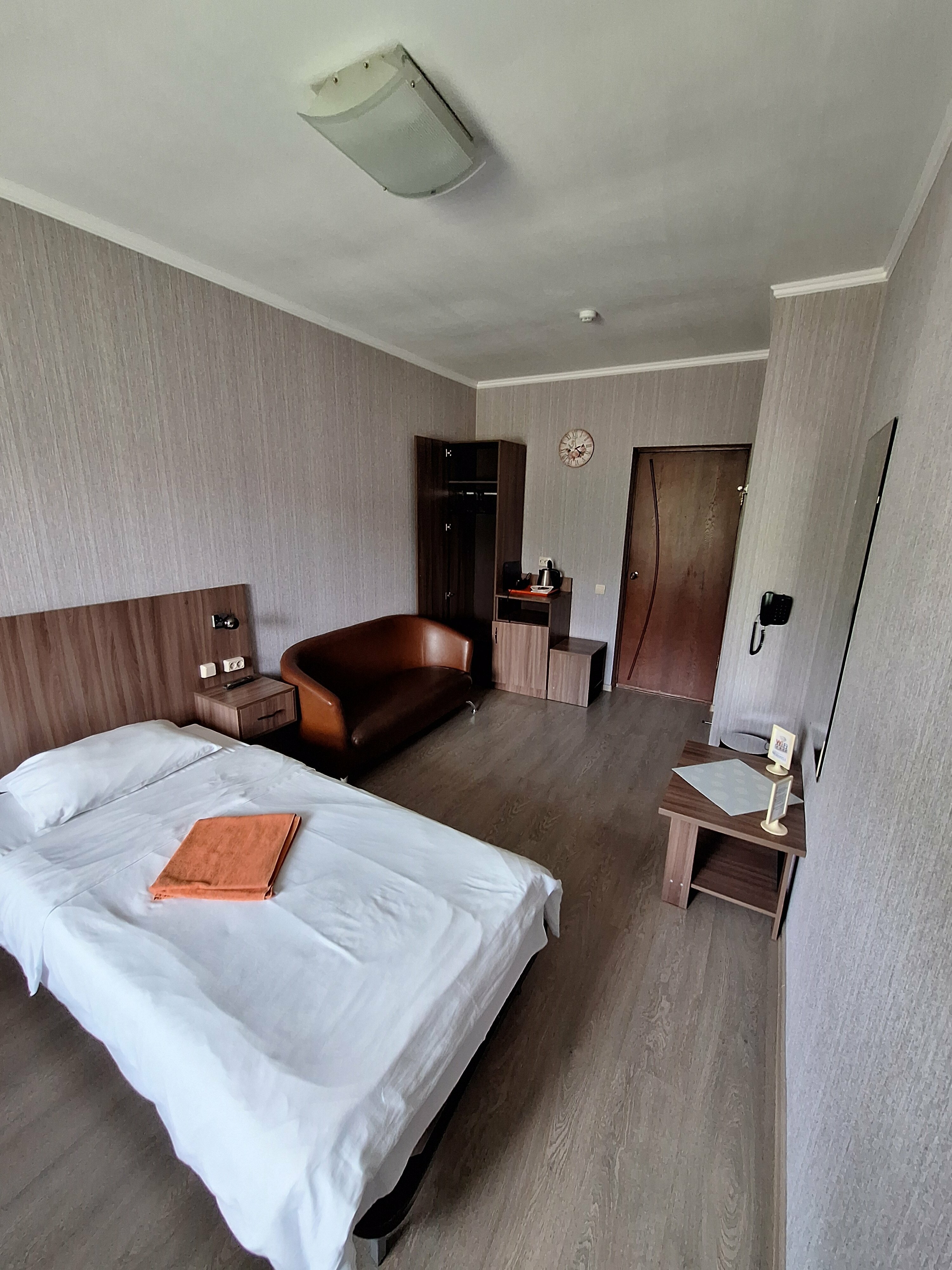 Двухместный номер с 2 отдельными кроватями и общим туалетом