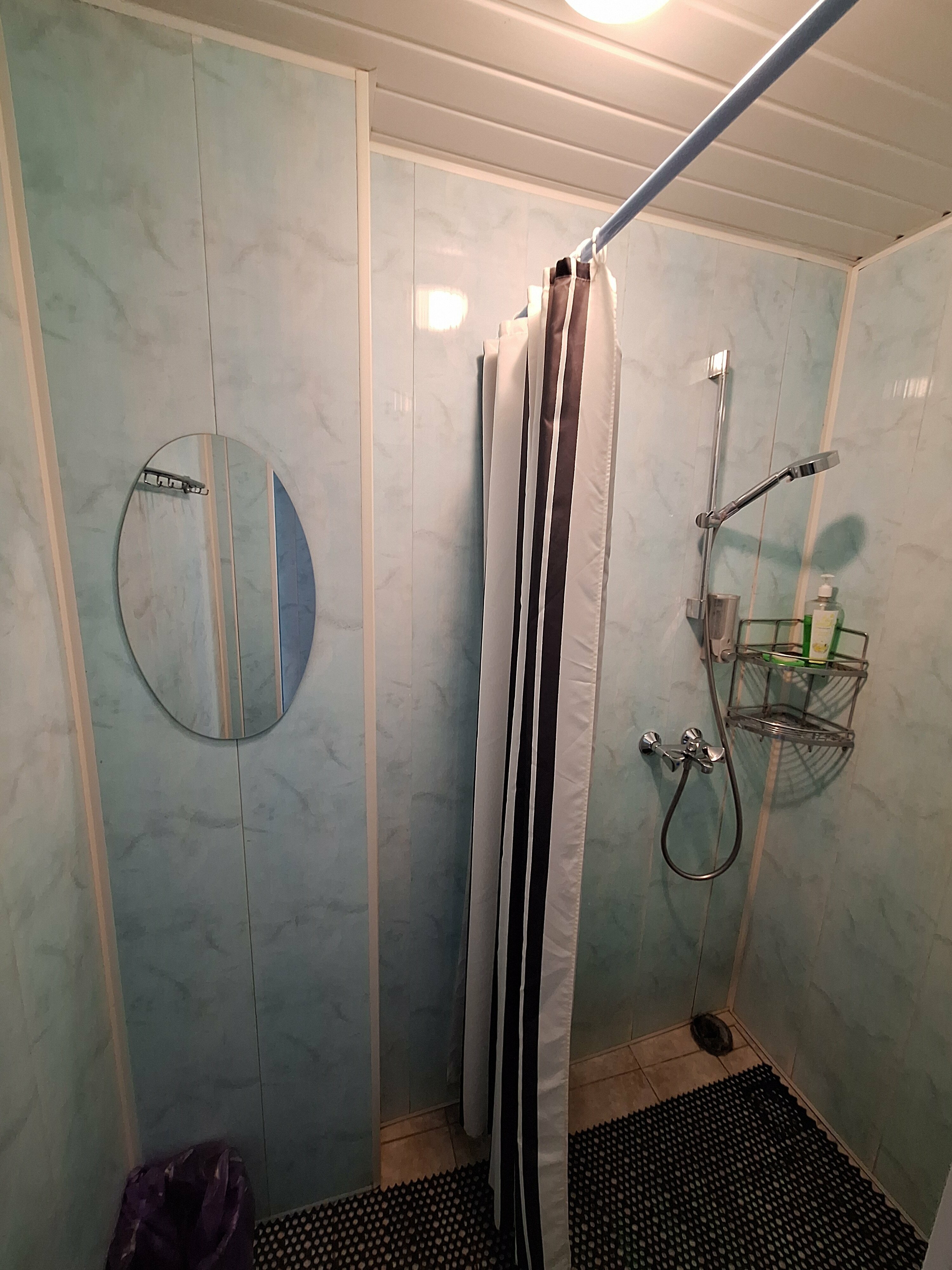 Двухместный номер с 2 отдельными кроватями и общим туалетом