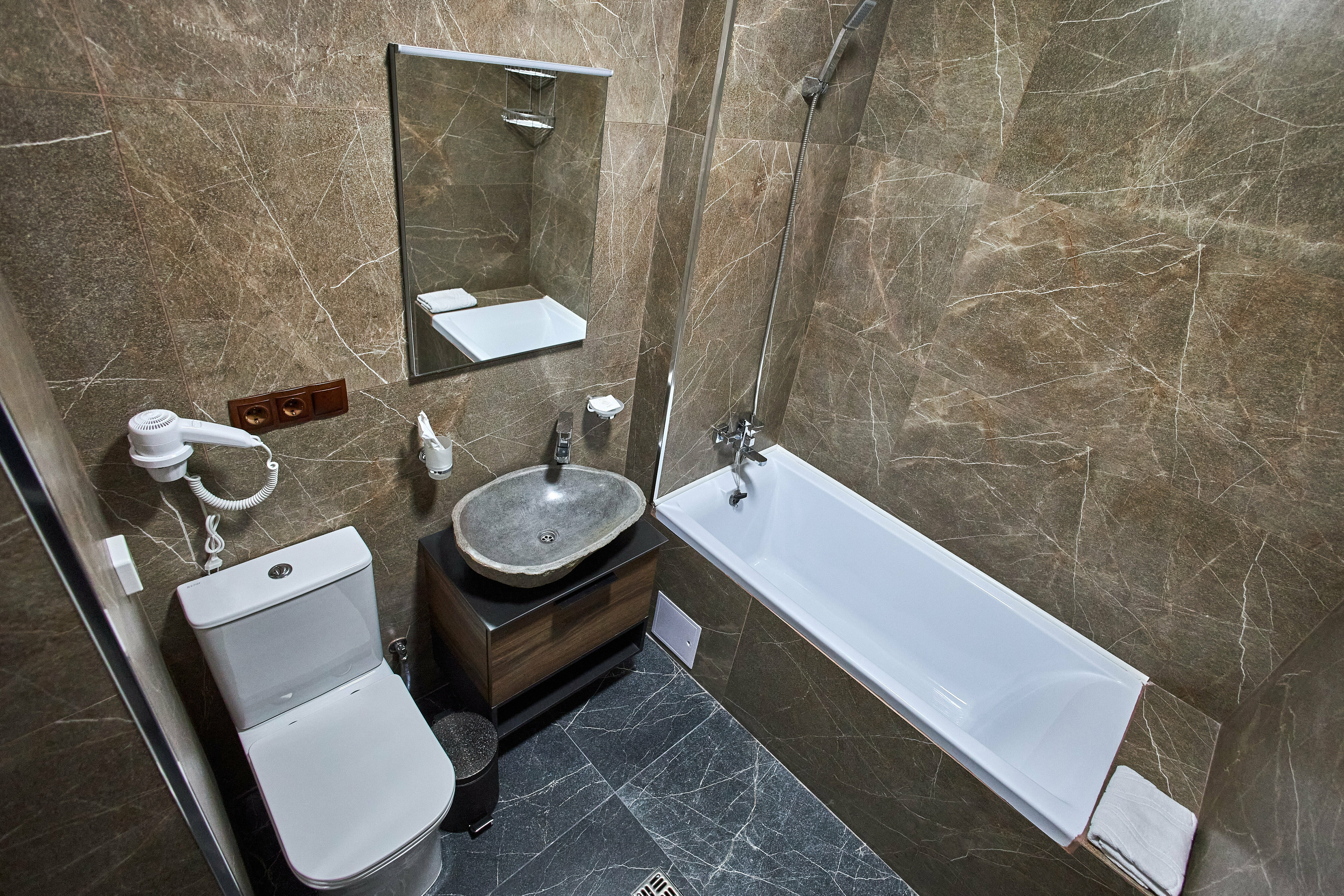 Полулюкс 2-х местный с двуспальным диваном-кроватью