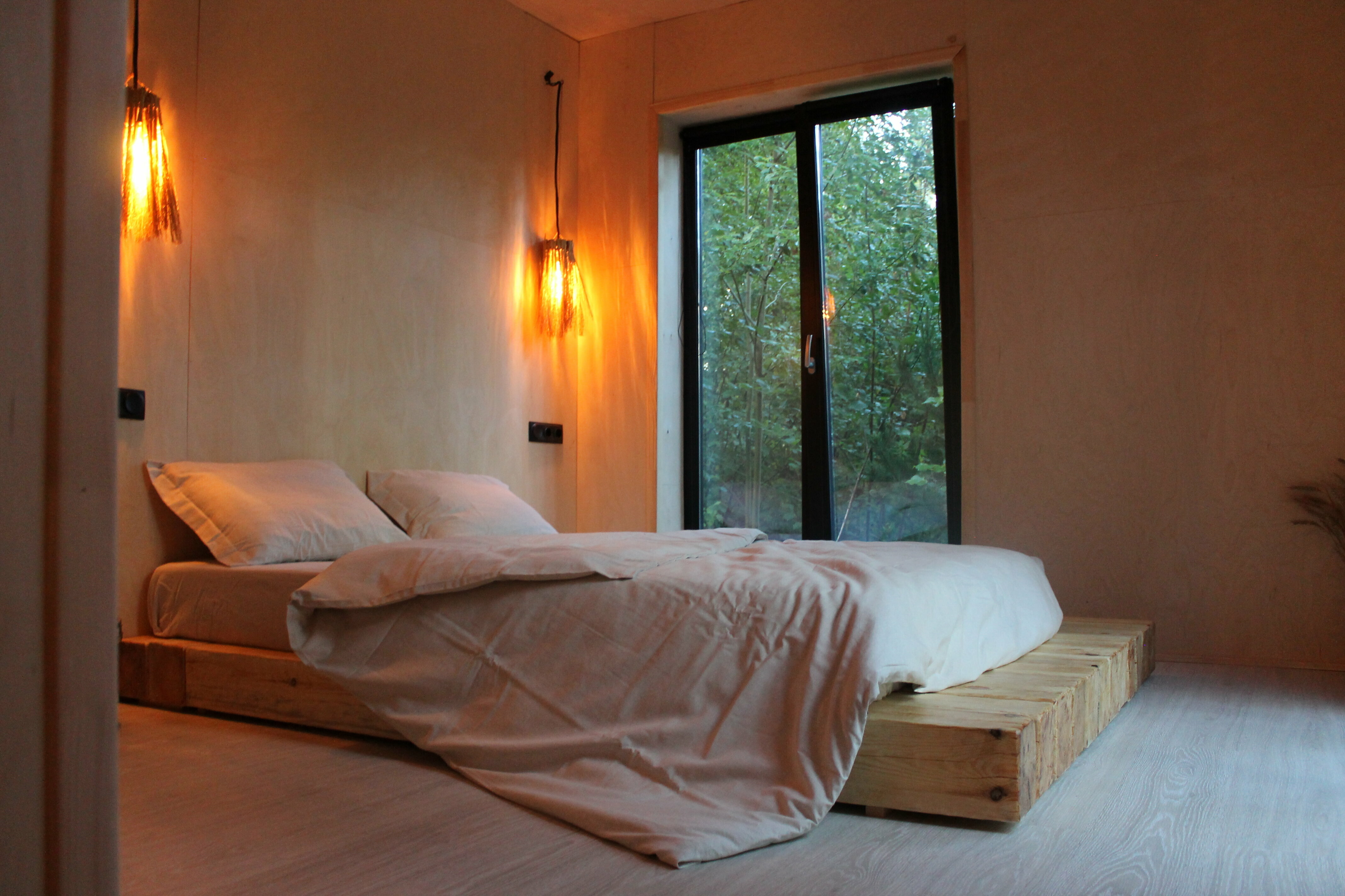 дом в лесу с ванной у панорамных окон