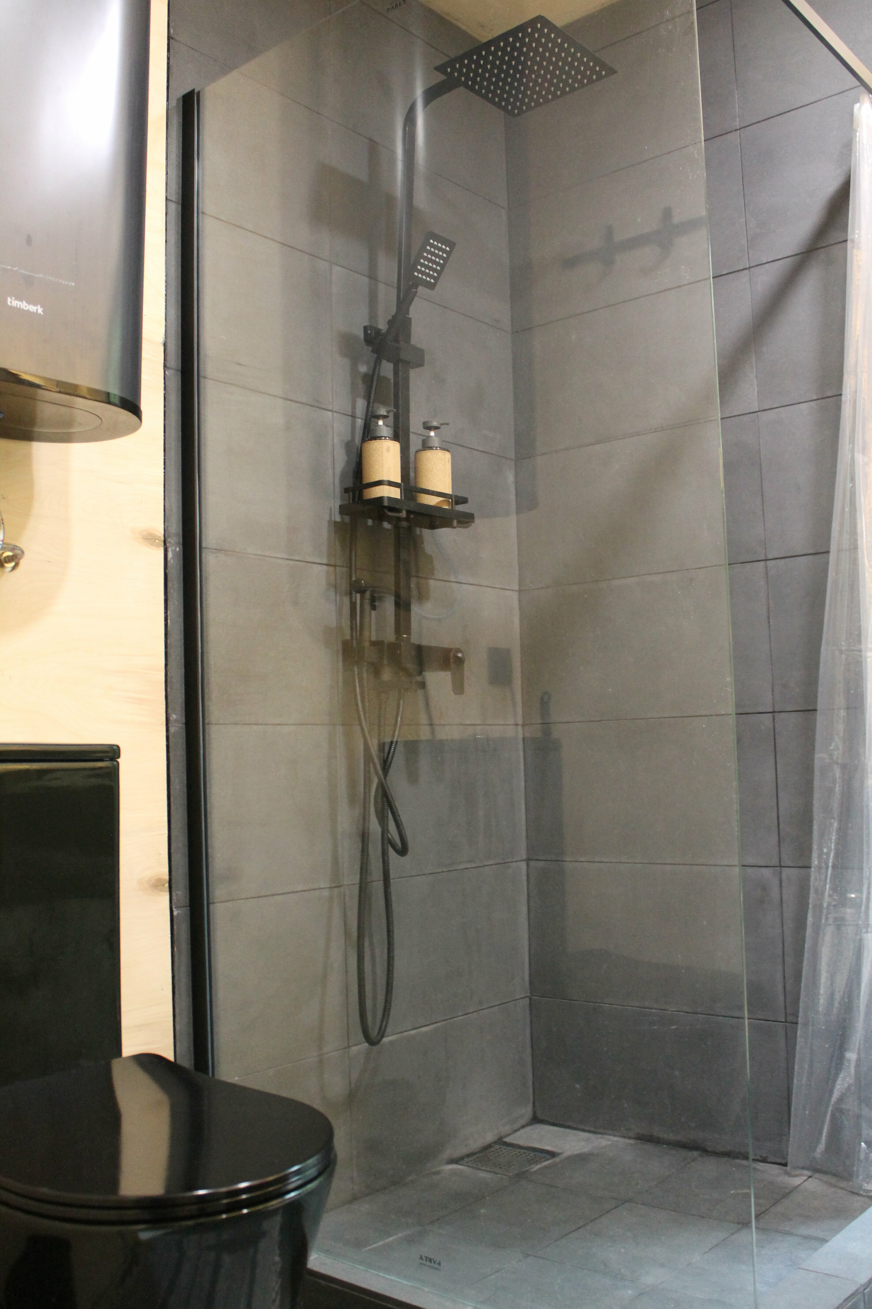 дом в лесу с ванной у панорамных окон