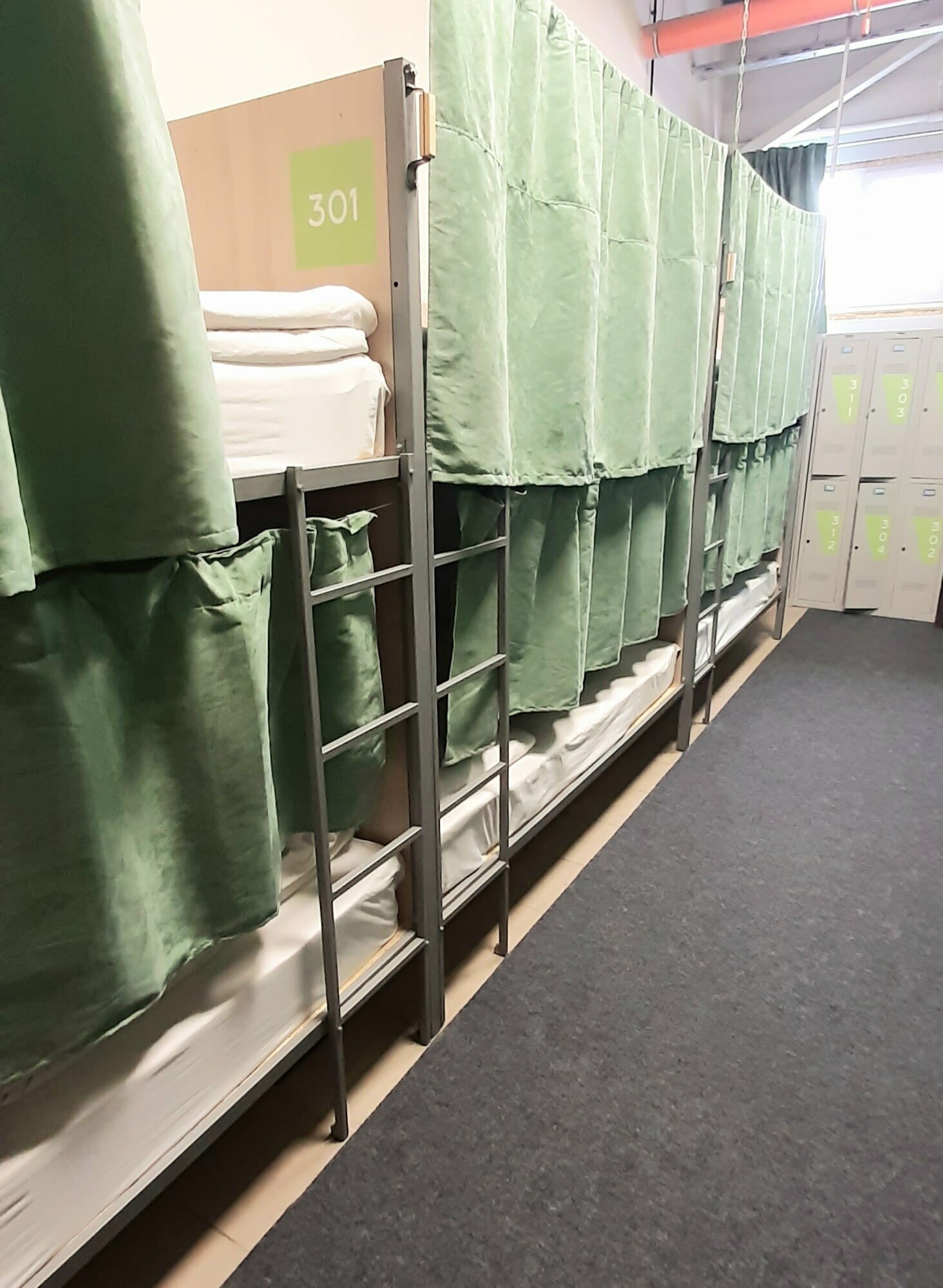 Спальное место на двухъярусной кровати в общем номере для мужчин