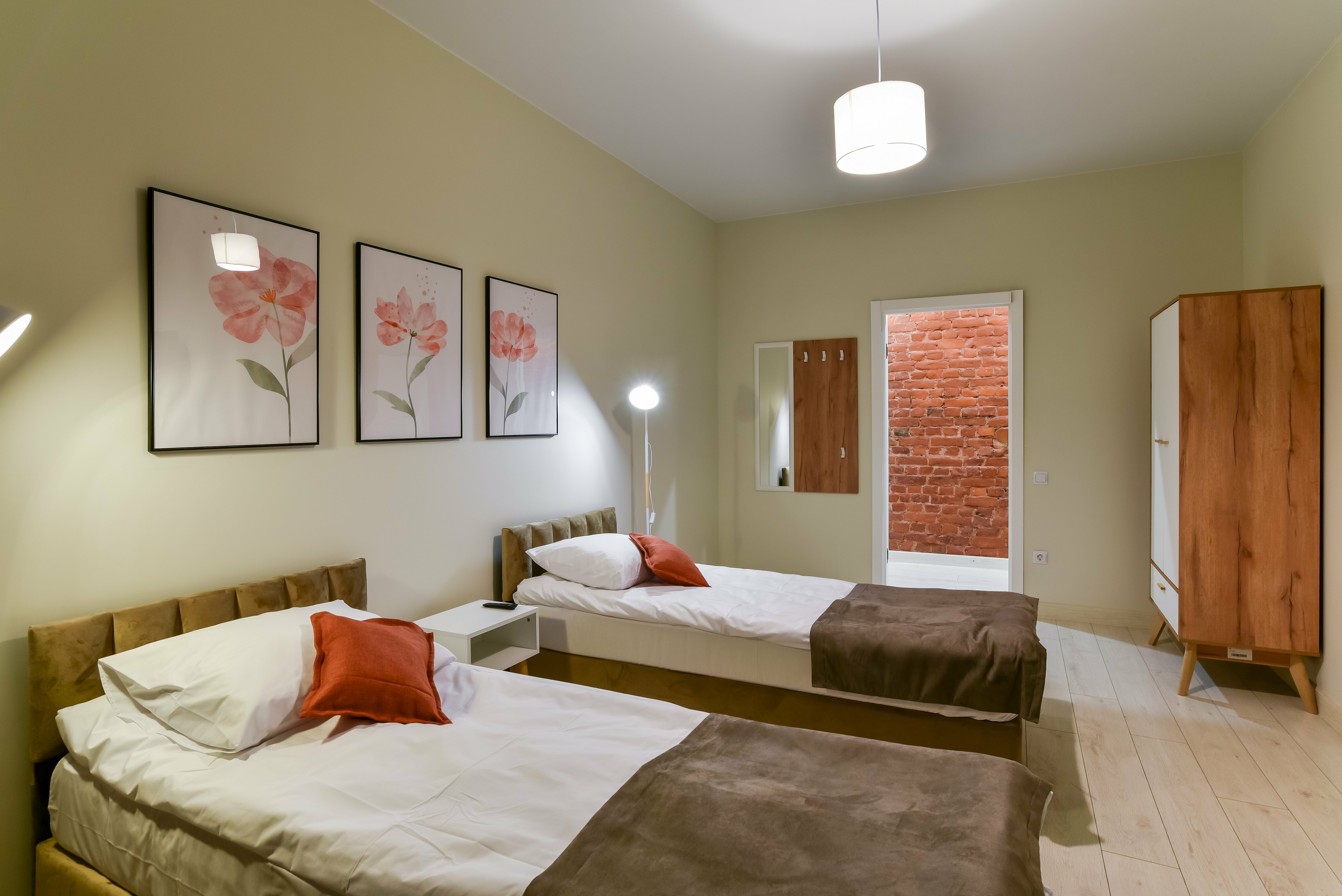 Двухместный номер с 2 отдельными кроватями и общей ванной комнатой