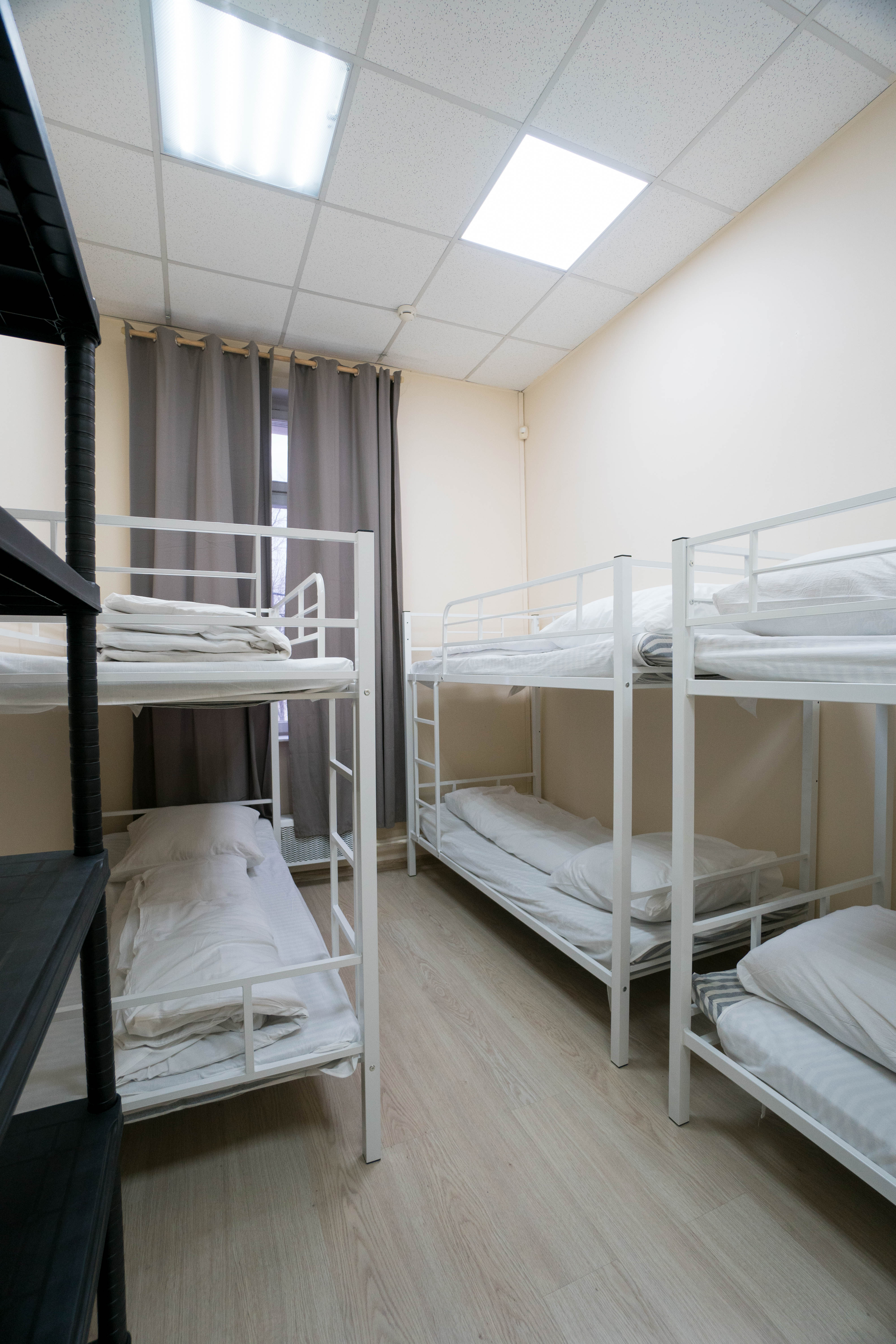 Кровать в общем 6-местном номере для мужчин и женщин