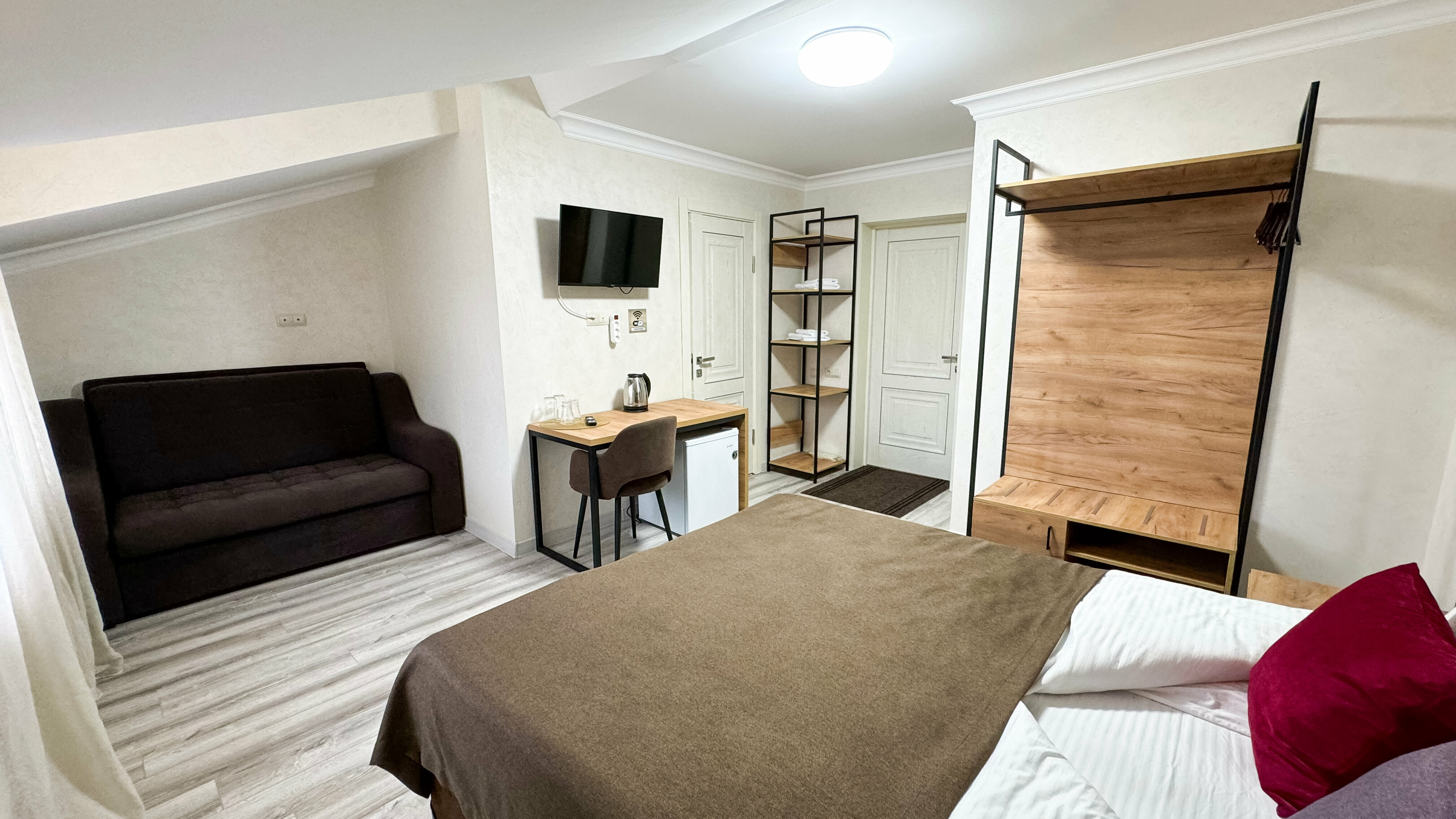 Трехместный номер с видом на горы