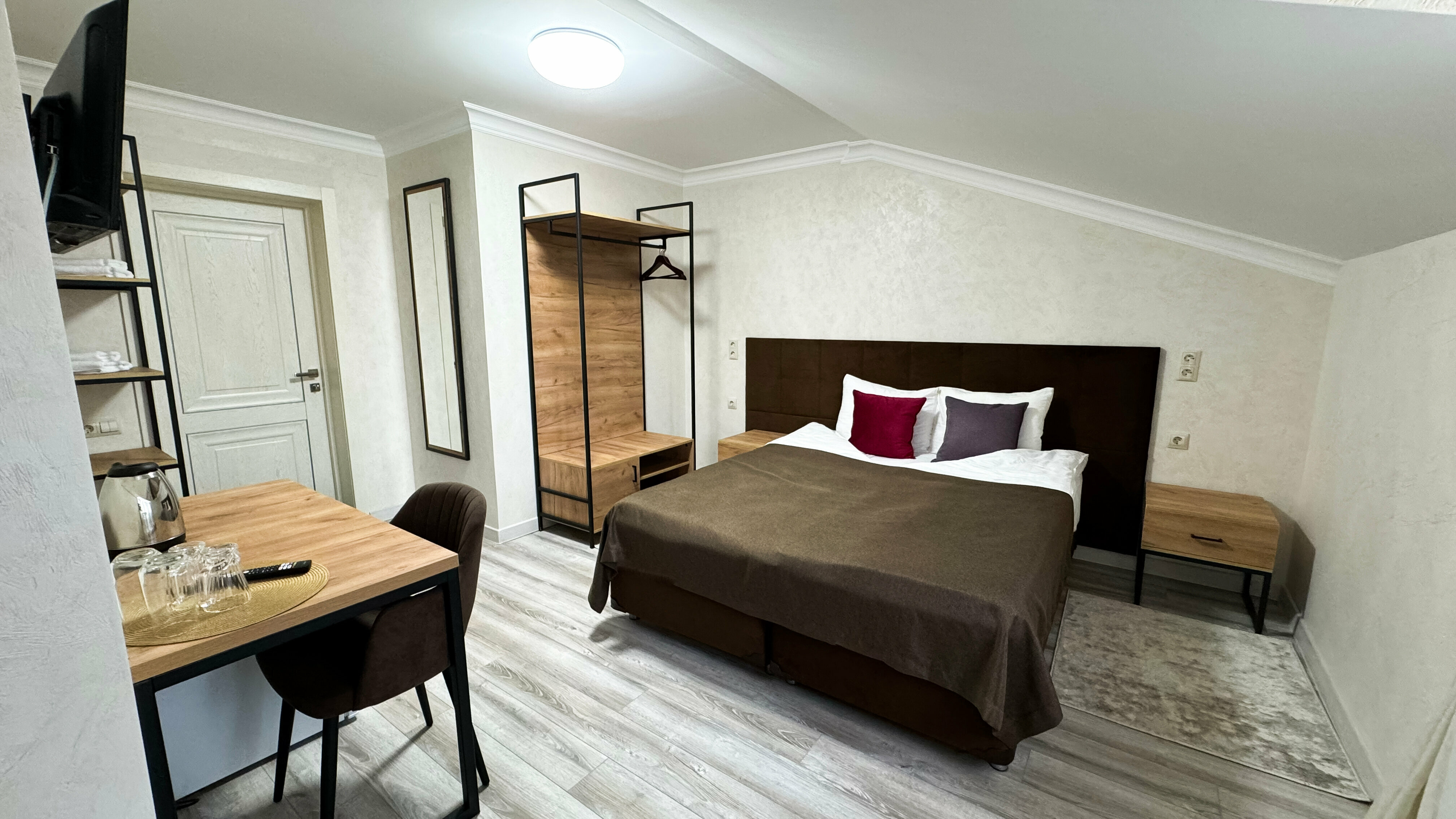 Трехместный номер с видом на горы