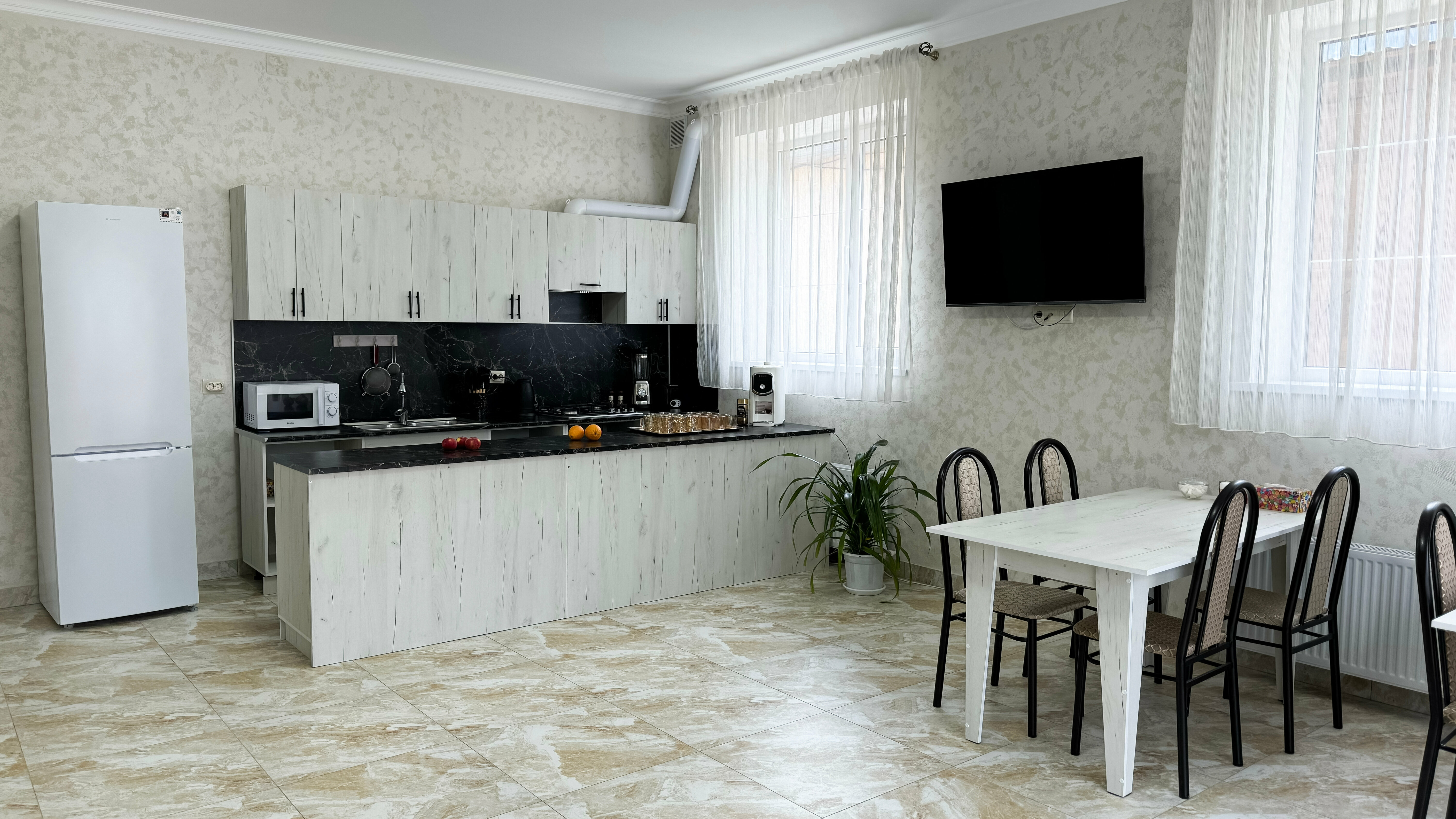 Трехместный номер с видом на горы