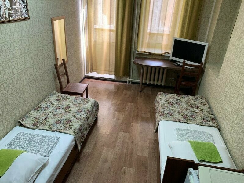 Двухместный номер с 2 отдельными кроватями и общей ванной комнатой