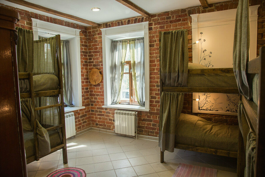 Четырехместный номер эконом-класса с общей ванной комнатой