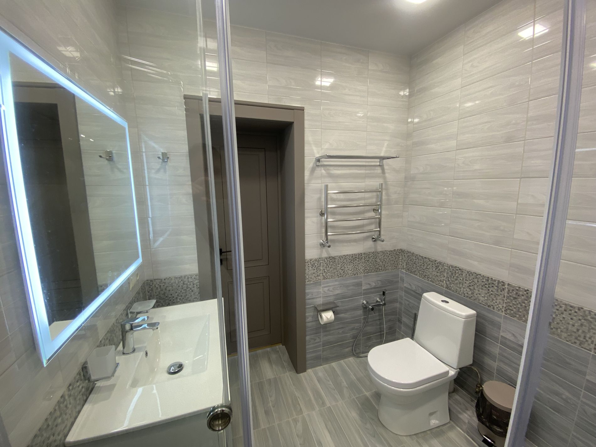 Двухместный номер с двуспальной кроватью и дополнительной кроватью