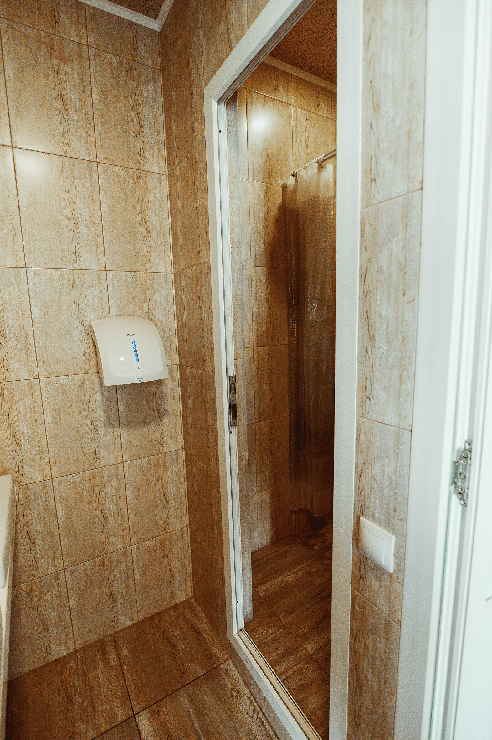 Трехместный номер с общей ванной комнатой