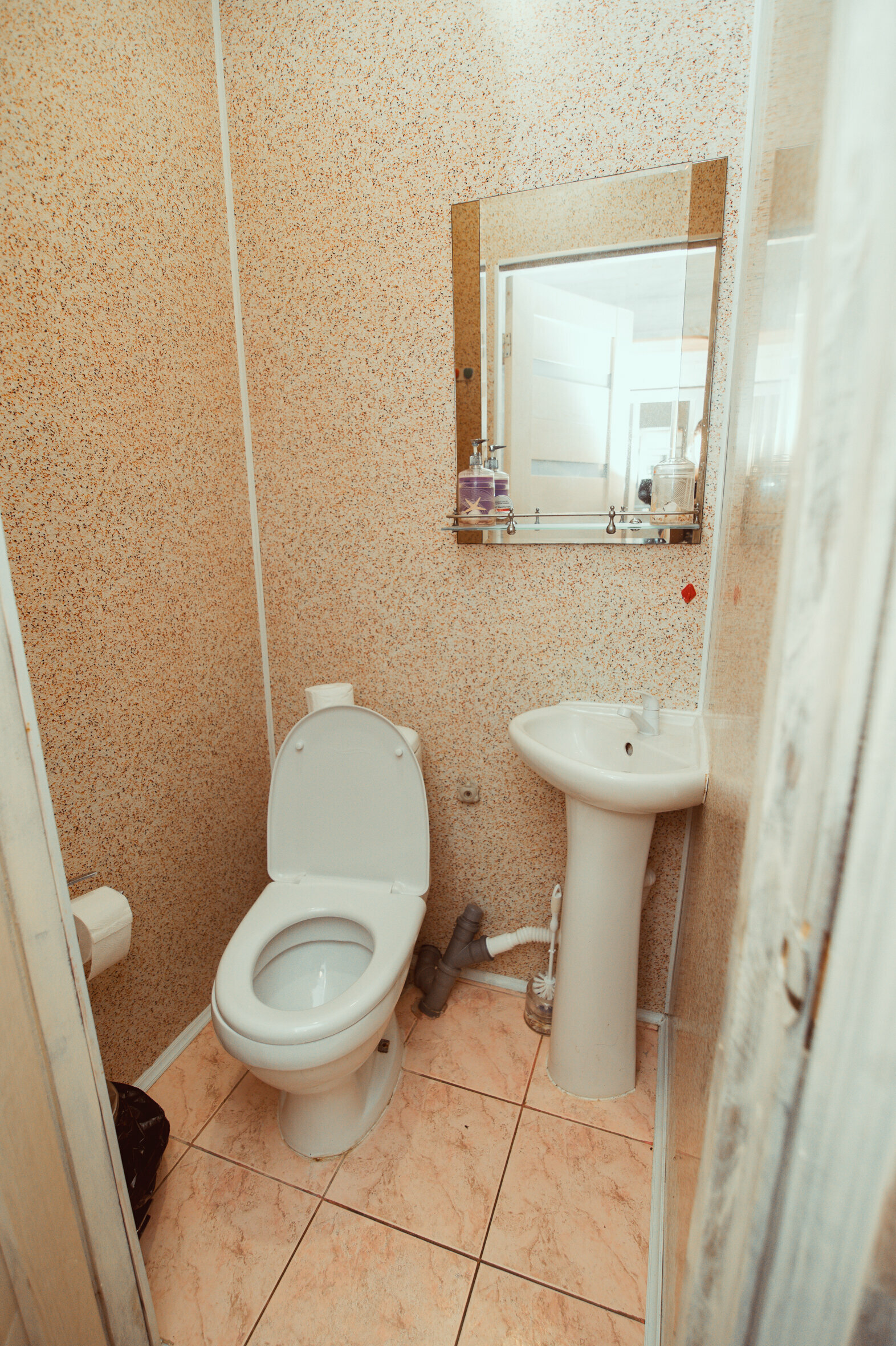 Двухместный номер с 2 отдельными кроватями и общей ванной комнатой