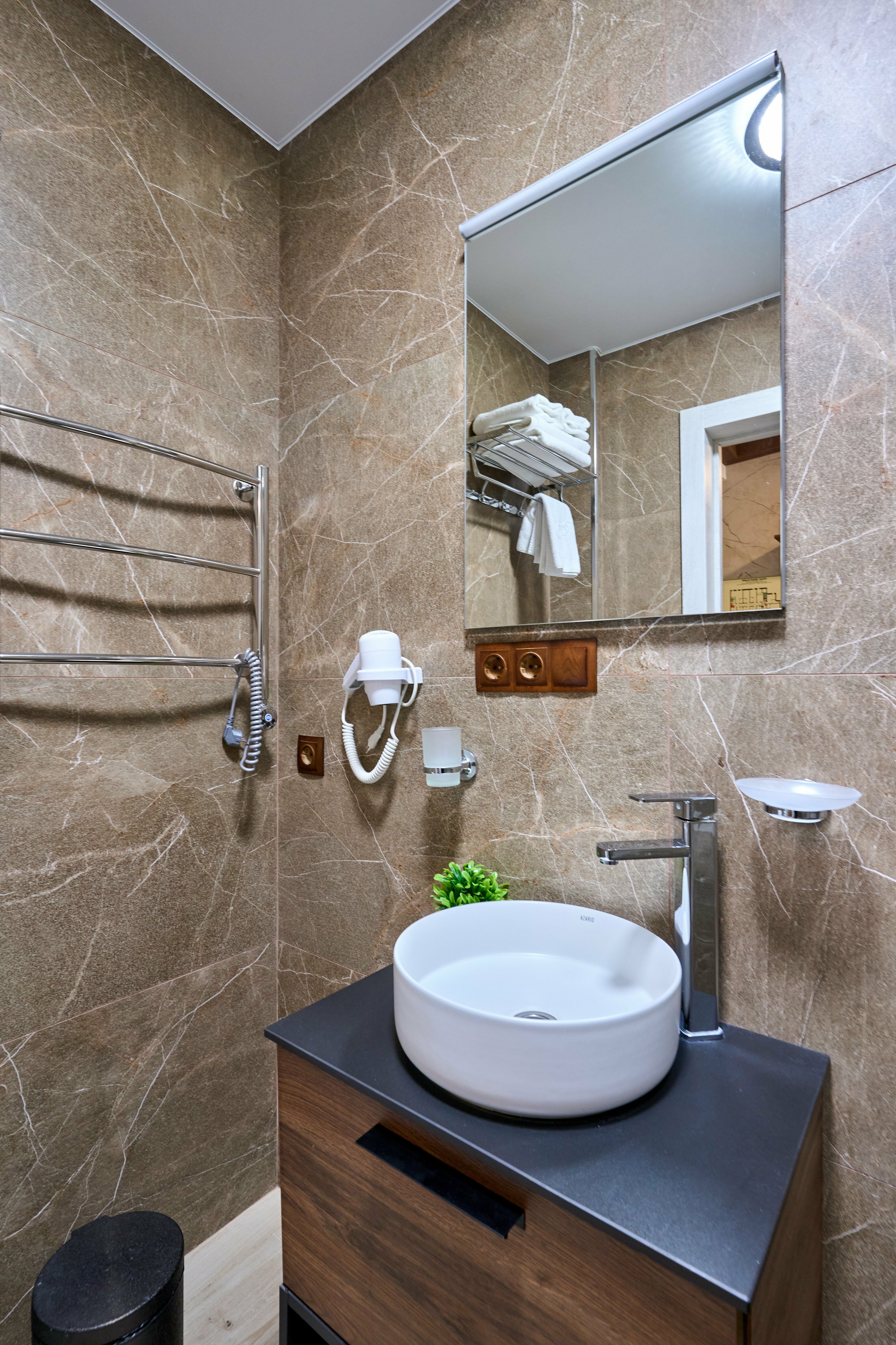 Бюджетный цокольный 3-х местный