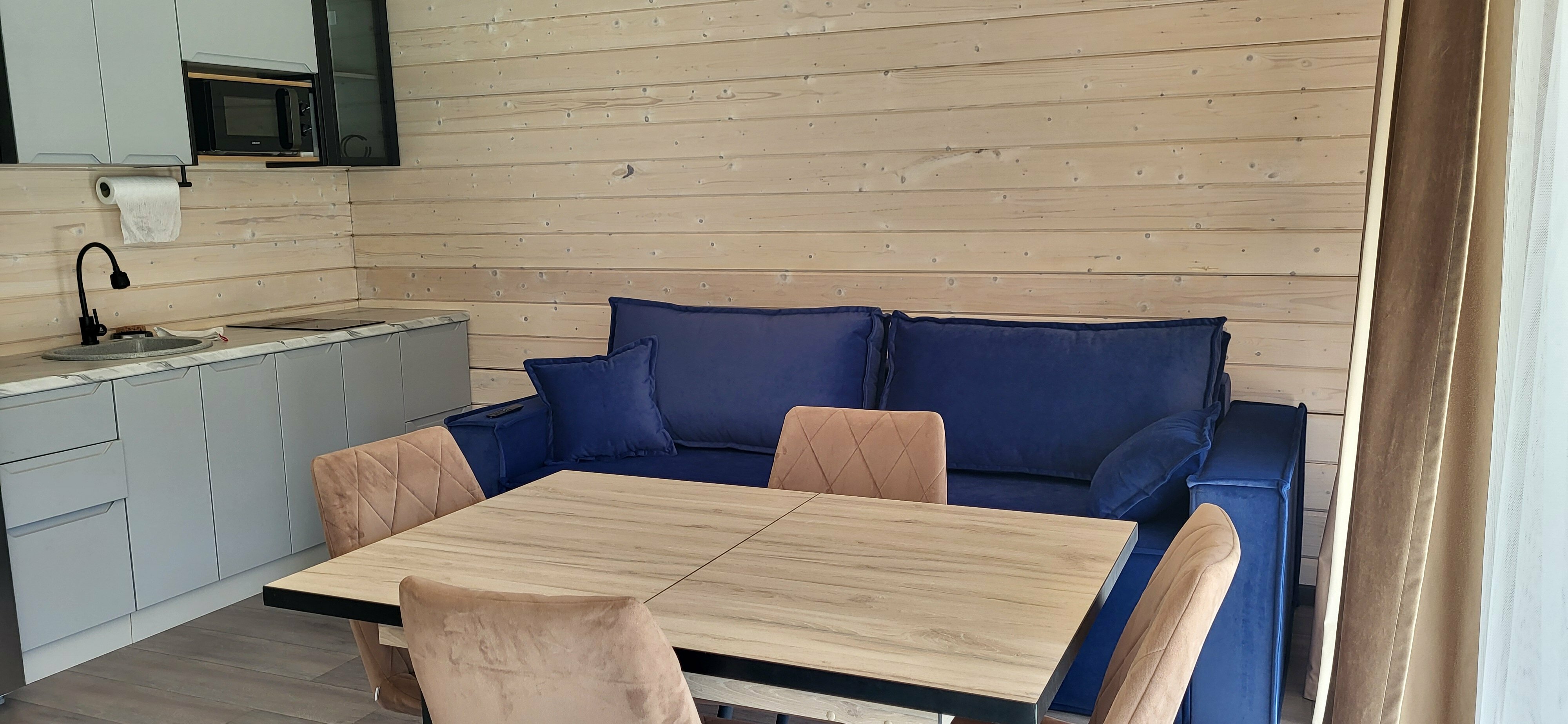 Коттедж с балконом