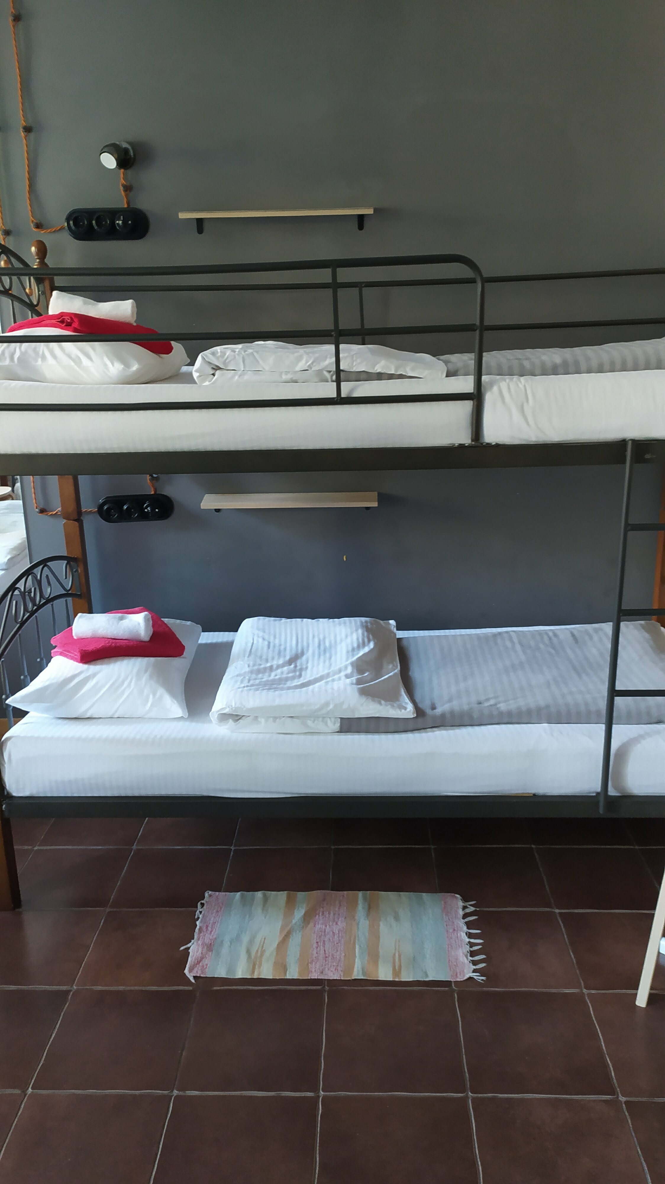 Кровать в общем номере для мужчин с 4 кроватями