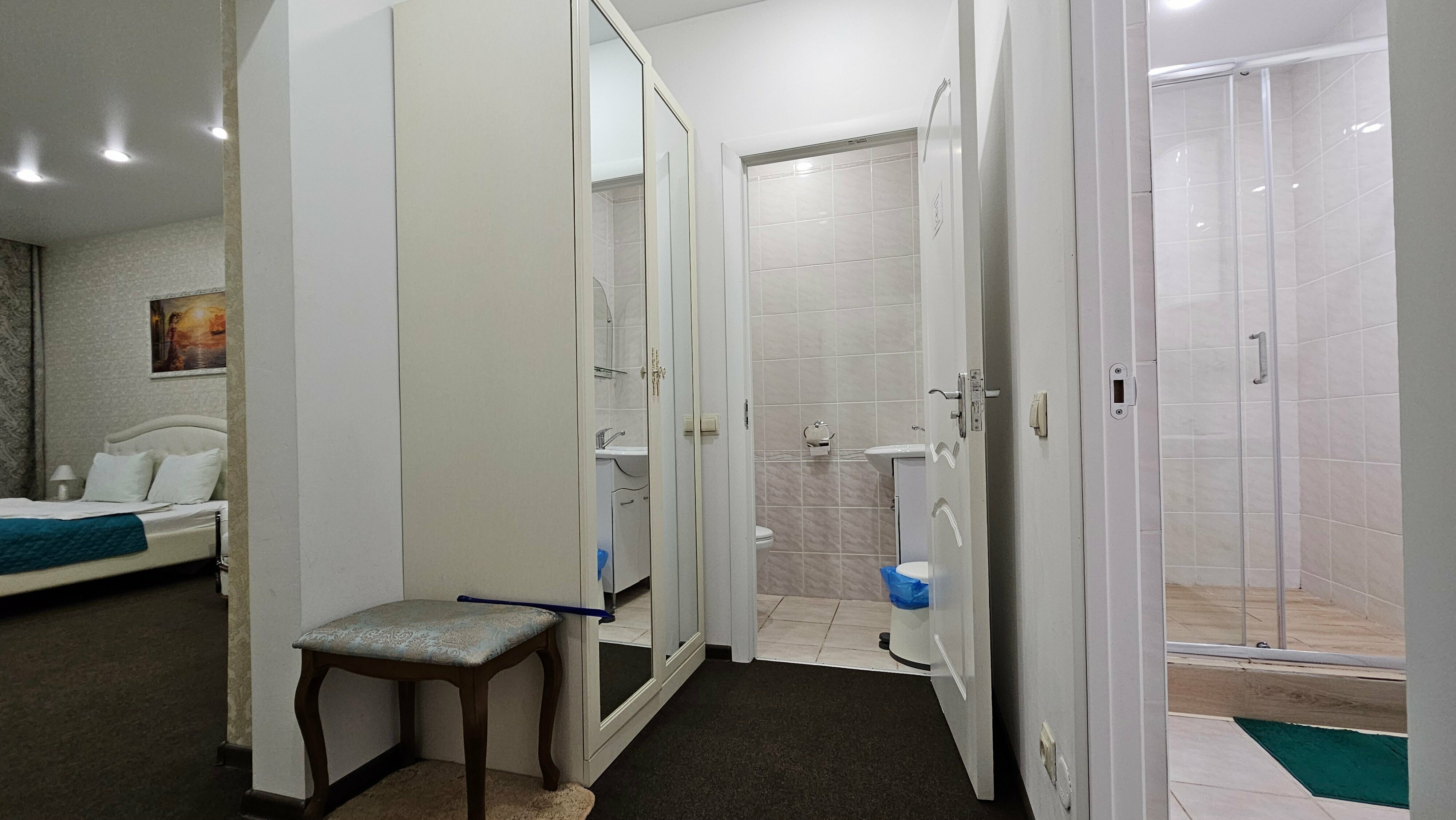 Трехместный номер «Комфорт» с душем