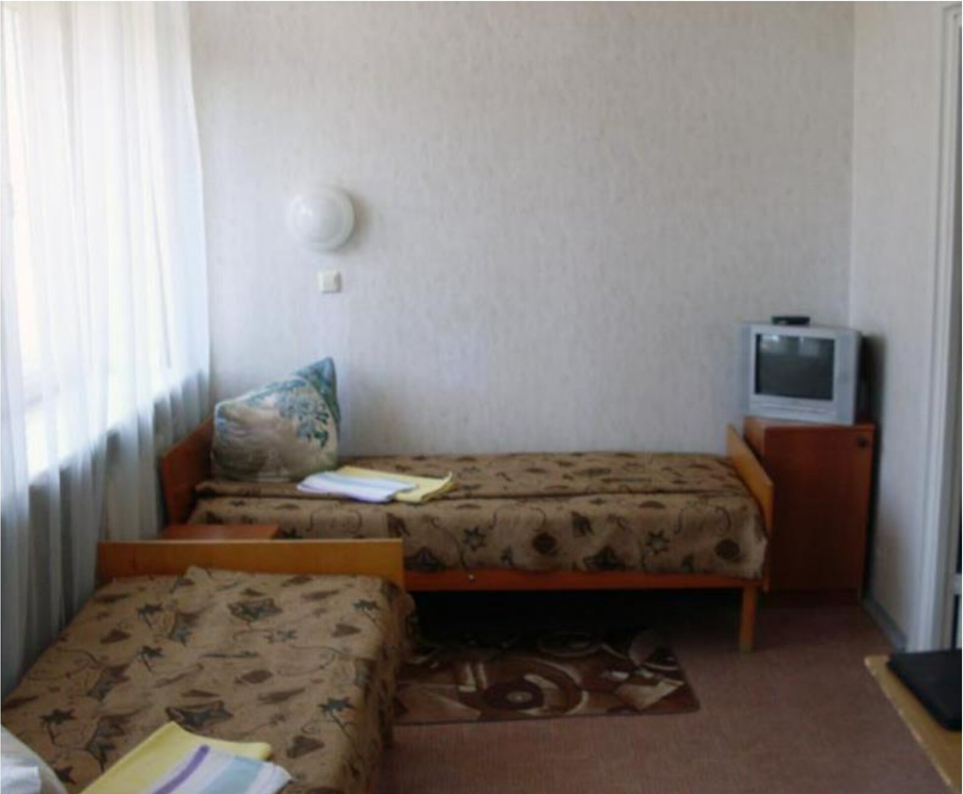 Трехместный номер с общей ванной комнатой