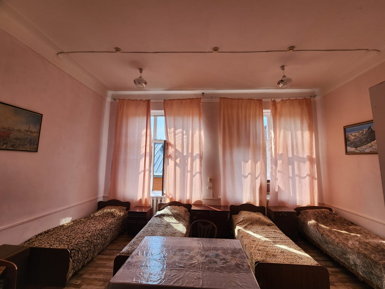 Односпальная кровать в общем номере