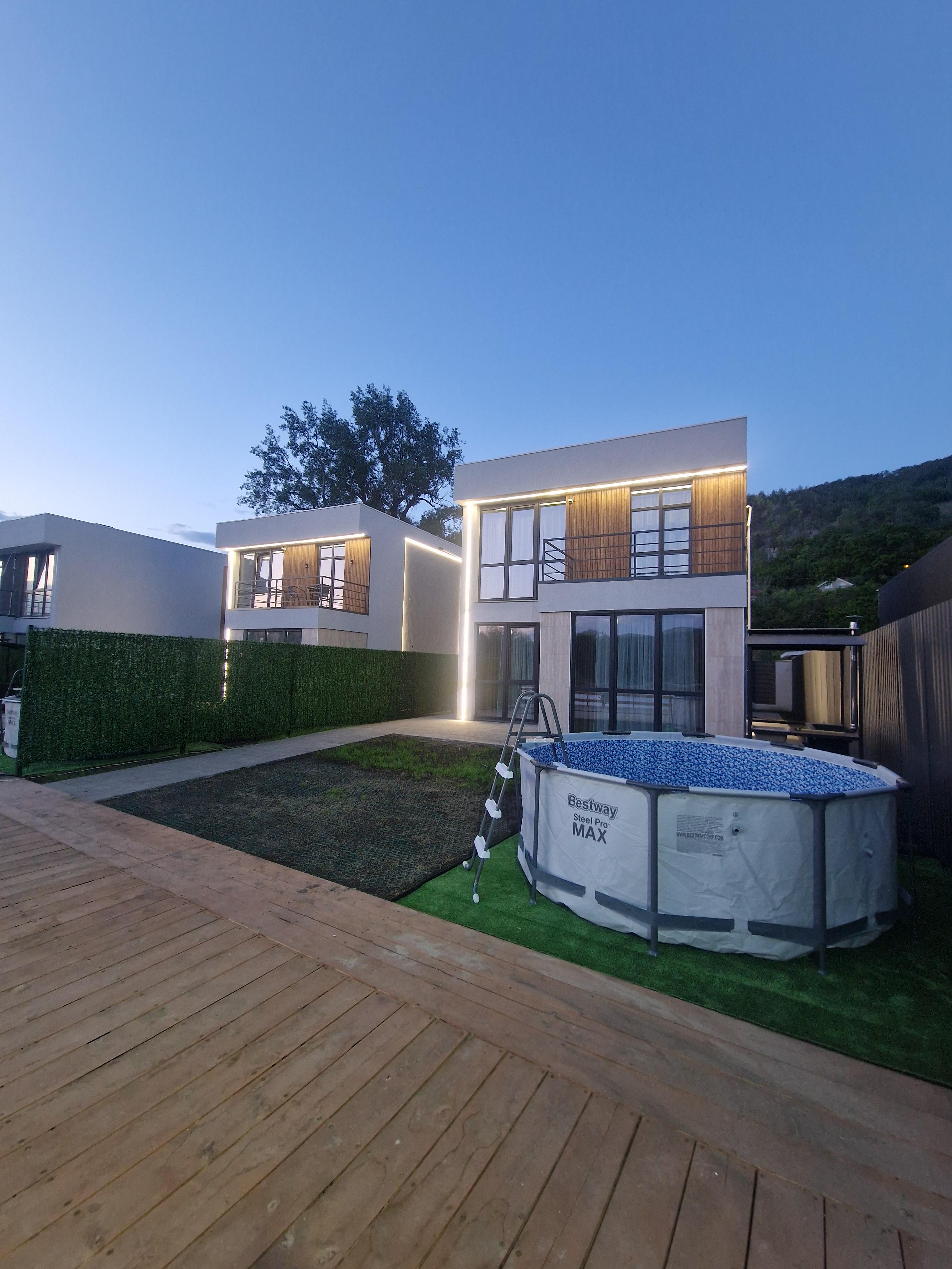 Коттедж с балконом