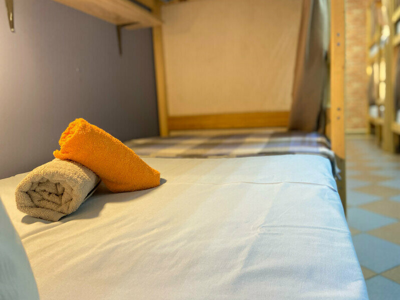 Кровать в общем 6-местном номере для мужчин и женщин