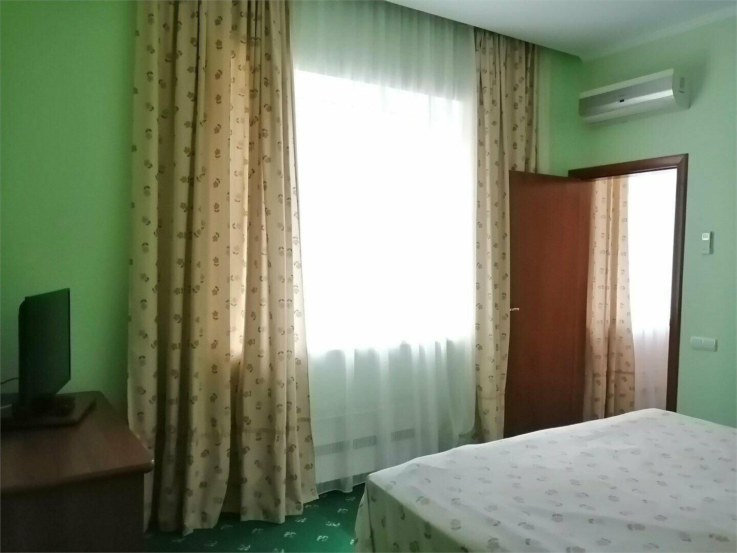 Номер-студия с кроватью размера "king-size" и диван-кроватью