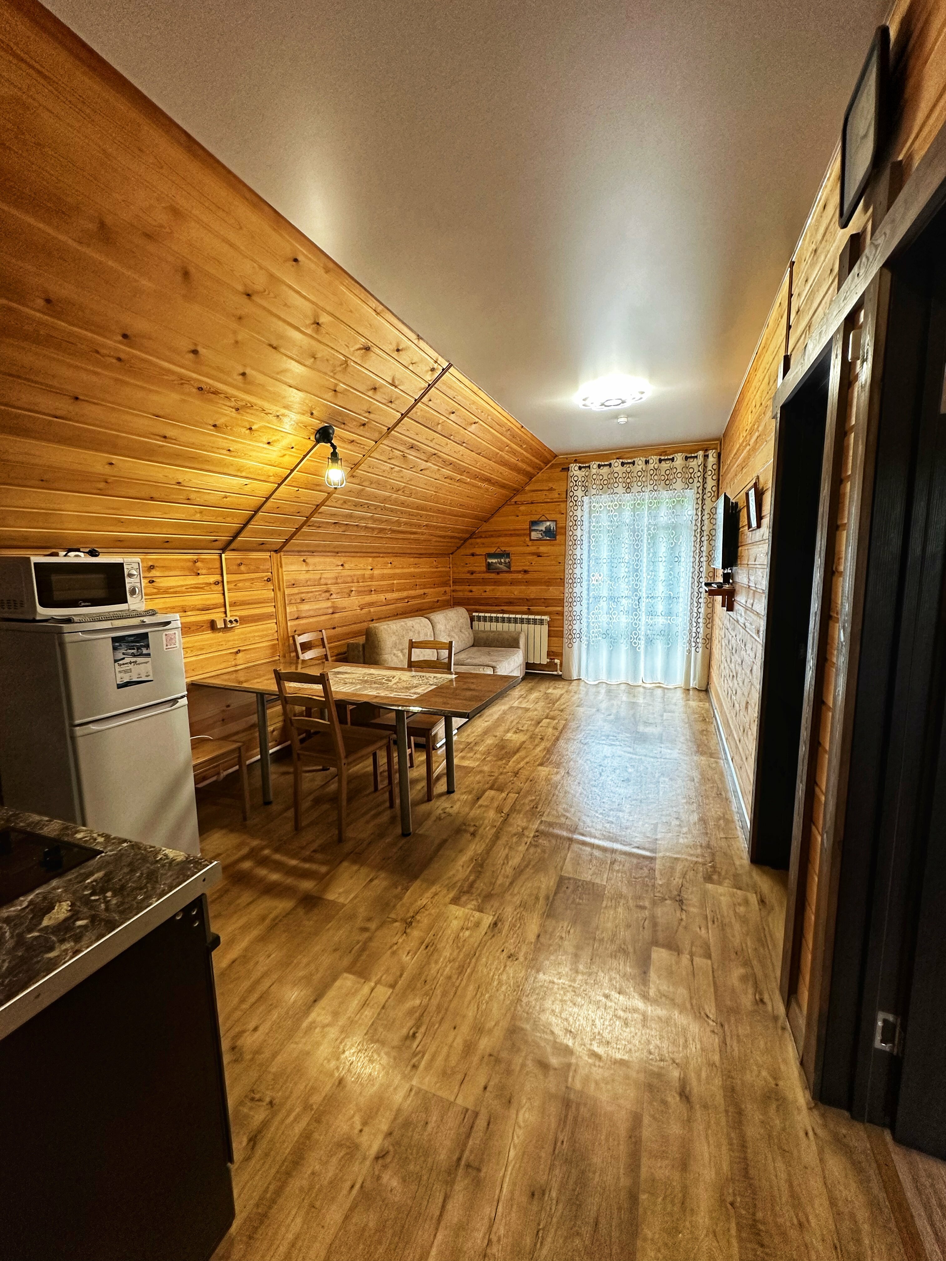 Коттедж с балконом