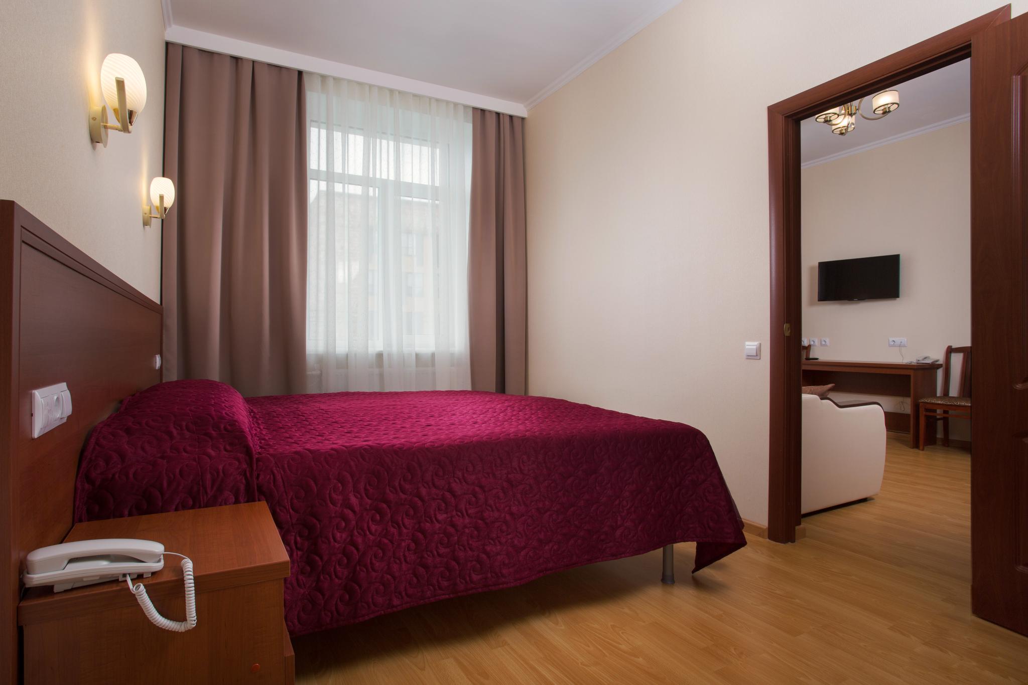 Номер люкс семейный с 1 двуспальной кроватью