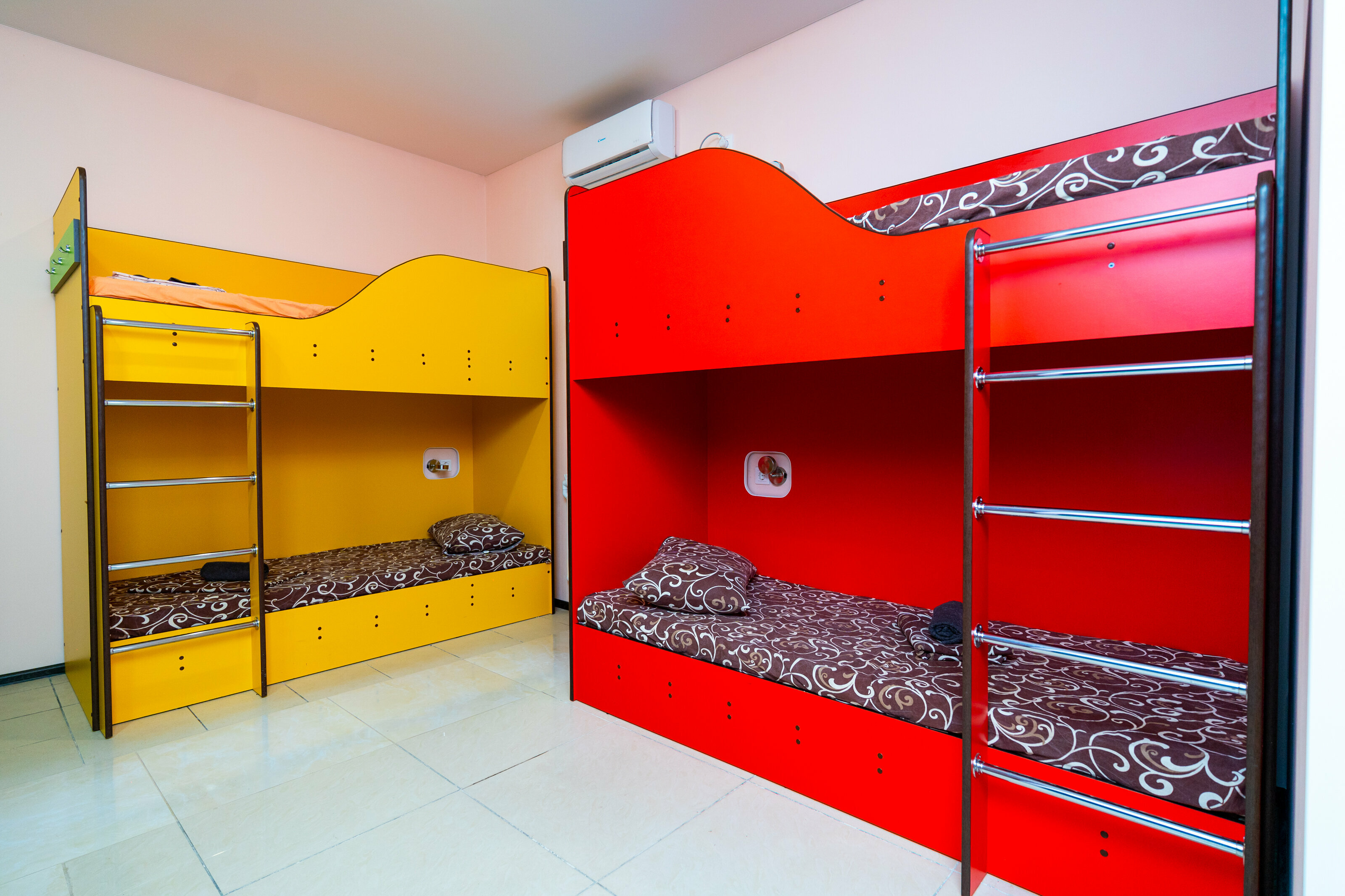 Общий номер для мужчин и женщин с 8 кроватями