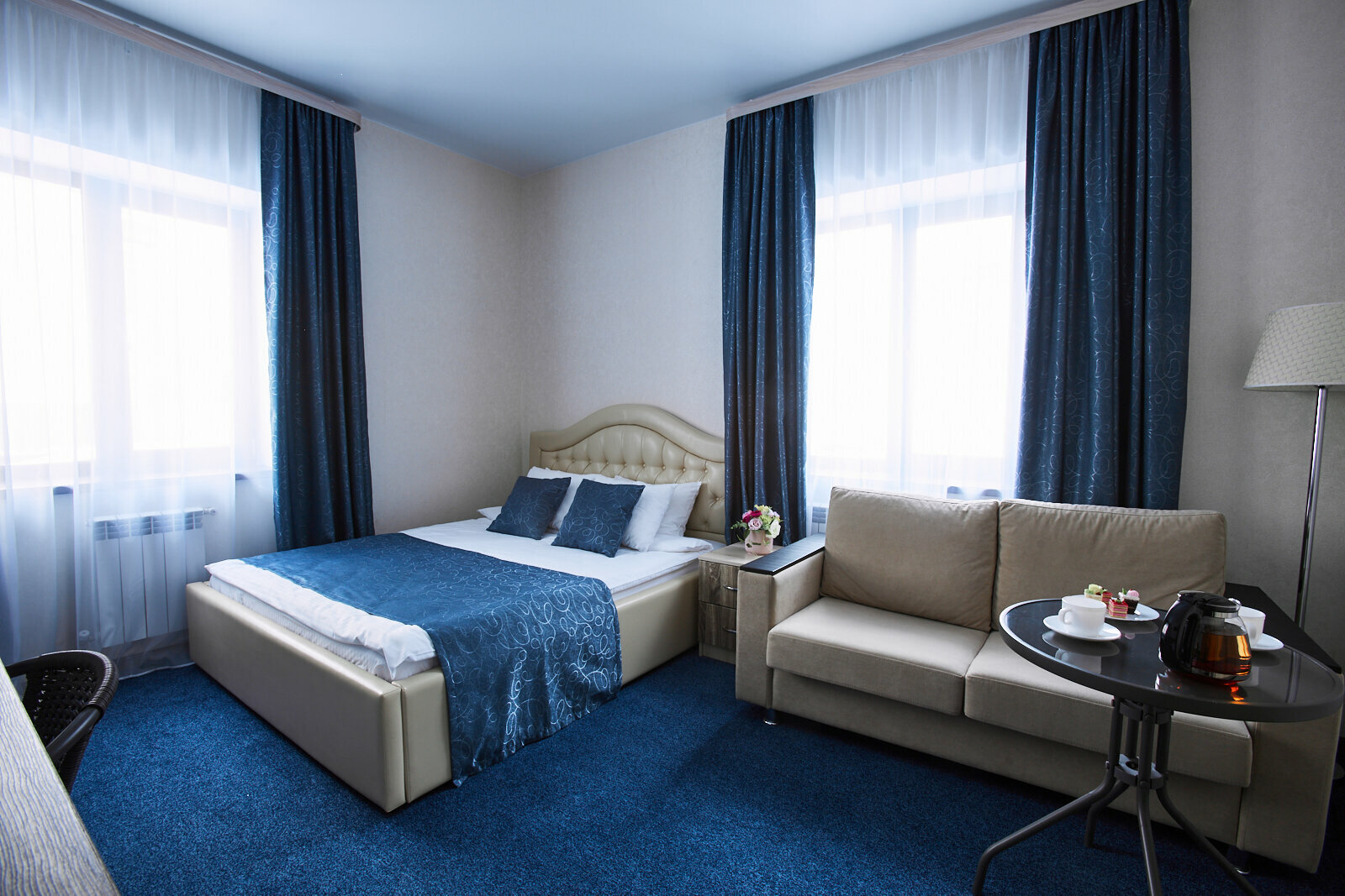 Двухместный номер с двуспальной кроватью и дополнительной кроватью