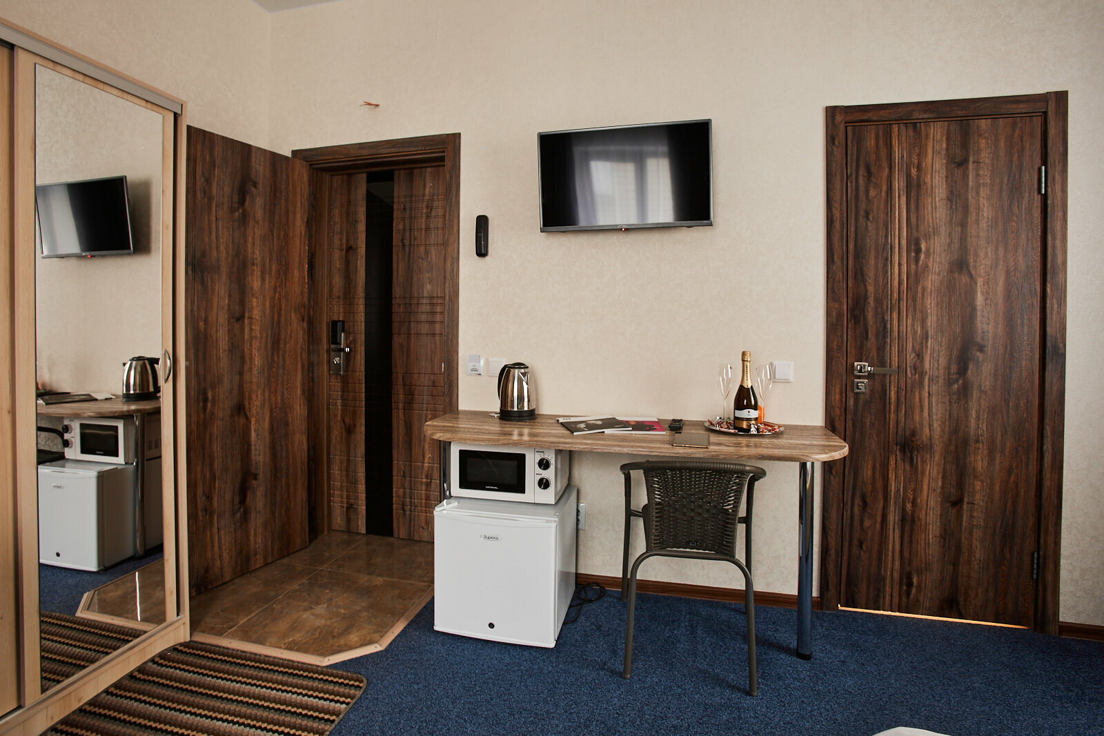 Двухместный номер с двуспальной кроватью и дополнительной кроватью