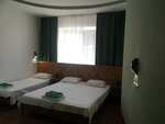 Номер стандарт с 2 односпальными и 1 двуспальной кроватью в Тополя