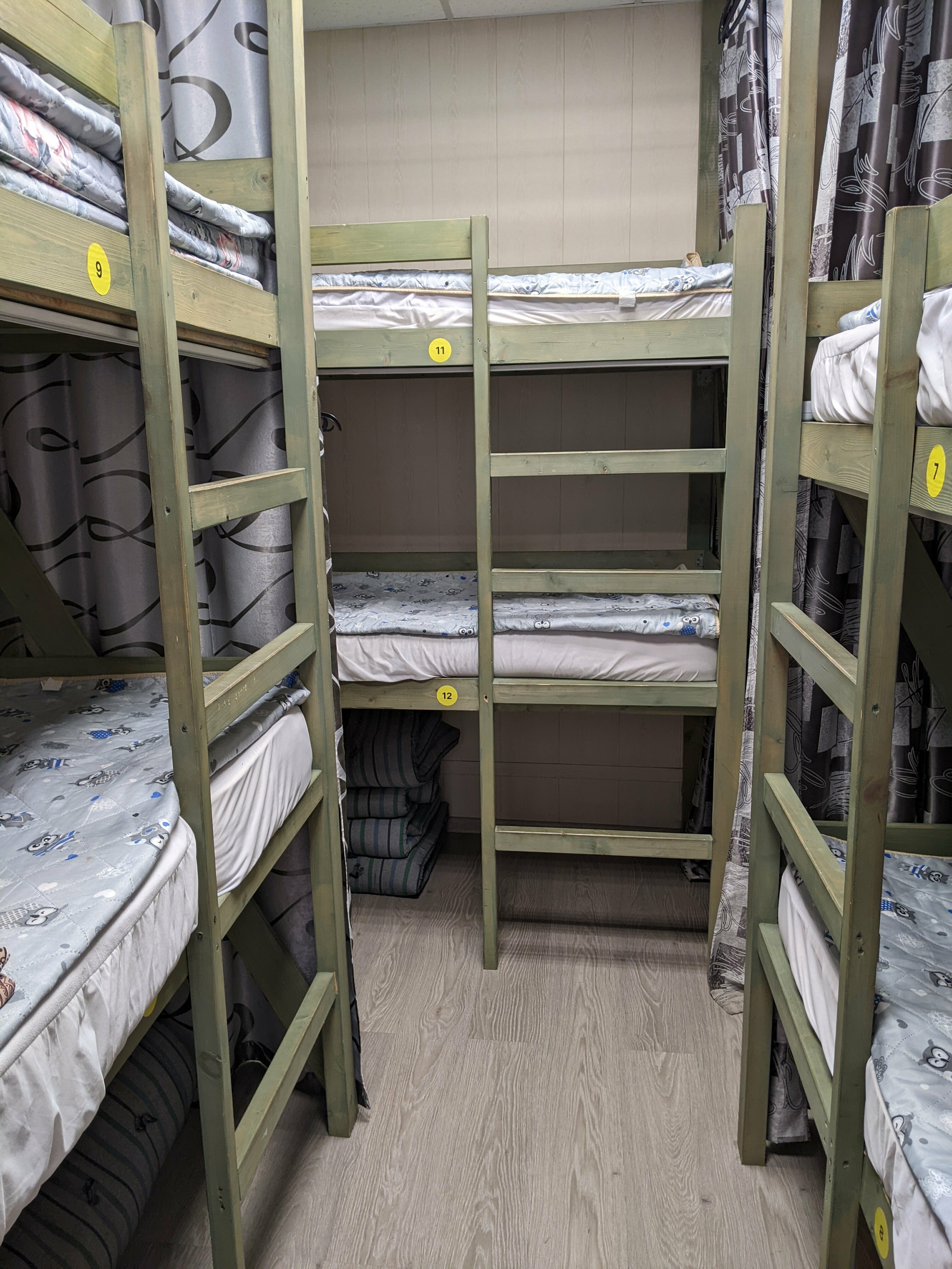 Общий номер для мужчин с 6 кроватями